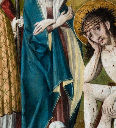 Zdjęcie nr 9: Obraz w kształcie stojącego prostokąta przedstawia Jezusa oczekującego na ukrzyżowanie w otoczeniu Matki Boskiej, św. Stanisława z Piotrowinem, św. Szczepana oraz ukazanej w mniejszej skali postaci kobiecej — fundatorki obrazu. W centrum kompozycji ukazany Chrystus siedzący na kamieniu, przedstawiony całopostaciowo z ciałem zwróconym w trzech czwartych w lewo. Prawą dłonią podpiera pochyloną nieznacznie do dołu głowę, lewą wspiera na kolanie. Twarz szczupła, podłużna, okolona ciemnobrązowym zarostem. Długie, kędzierzawe włosy opadają na ramiona i plecy postaci. Na głowie otoczonej złotym nimbem korona cierniowa, spod której spływają strużki krwi. Oczy otwarte, wpatrzone przed siebie nadające twarzy smutny, zamyślony wyraz. Chrystus ubrany jedynie w białe, wąskie perizonium owinięte luźno wokół bioder i ud. Ciało o jasnej karnacji z widocznymi śladami biczowania — na torsie, ramionach i nogach postaci widnieją krople krwi. Stopy Chrystusa wsparte są na ramionach krzyża ukazanego w dolnej części kompozycji. Po lewej stronie przedstawione stojące postaci Matki Boskiej Bolesnej oraz św. Stanisława biskupa. Obie ukazane całopostaciowo z ciałem zwróconym w trzech czwartych w prawo. Maria przedstawiona jako dojrzała kobieta w długiej, czerwonej sukni okrytej obszernym, ciemnogranatowym płaszczem z żółtą podszewką oraz białej chuście na głowie. Ręce postaci o długich, szczupłych palcach skrzyżowane na wysokości piersi, w którą wbity miecz. Twarz o jasnej karnacji, dużych, jasnych oczach, prostym nosie i niewielkich zaznaczonych czerwienią ustach. Wzrok skierowany na Chrystusa. Nieco za Marią przedstawiony św. Stanisław ubrany w szaty pontyfikalne: albę, na której złocona dalmatyka dekorowana wzorem ukośnej kratki oraz czerwona kapa spięta pod szyją złotą klamrą. Pod szyją widoczny humerał, na dłoniach białe rękawiczki. Na otoczonej złotym nimbem głowie srebrna infuła. Twarz o jasnej karnacji, pozbawiona zarostu. Oczy skierowane przed siebie, w kierunku widza. Święty prawą dłonią wykonuje gest błogosławieństwa, lewą wspiera na pastorale o dekorowanej akantem krzywaśni. W lewym, dolnym rogu obrazu, u stóp św. Stanisława przedstawiona niewielka postać ukazanego z profilu, klęczącego Piotrowina w białej szacie. Z prawej strony kompozycji, nieco z tyłu ukazany św. Szczepan. Święty przedstawiony całopostaciowo, frontalnie, jako młody mężczyzna o owalnej twarzy pozbawionej zarostu; jasnobrązowe włosy z widoczną tonsurą; uszy nieco odstające. Twarz o łagodnym, zamyślonym wyrazie z oczami skierowanymi przed siebie, w kierunku widza. Głowę otacza złoty nimb. Postać ubrana w długą, obficie fałdowaną albę, na której bogato zdobiona ornamentem roślinnym (owoce granatu) złota dalmatyka; wokół szyi biały humerał. W dłoniach okrytych połą dalmatyki święty oburącz podtrzymuje kilka okrągłych kamieni. W dolnej części kompozycji, na pierwszym planie przedstawiona w mniejszej skali postać klęczącej fundatorki. Kobieta ubrana w długą ciemną suknię z białą podwiką wokół szyi i głową okrytą długim, białym welonem. Postać kieruje wzrok ku twarzy Chrystusa, ręce składa na wysokości piersi w geście modlitwy; wokół dłoni przepleciony koralowy różaniec. Na dalszym planie kompozycji widoczny pagórkowaty krajobraz na jednolitym, ugrowym tle. Kolorystyka ciepła, ciemna z mocniejszymi akcentami złota, czerwieni oraz ciemnego granatu.
