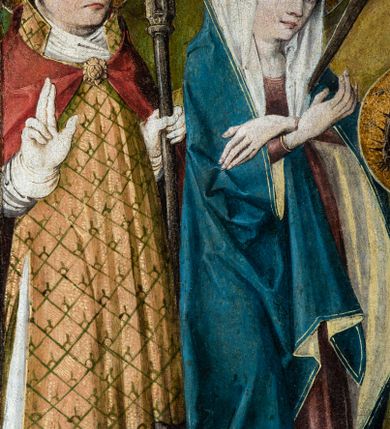 Zdjęcie nr 13: Obraz w kształcie stojącego prostokąta przedstawia Jezusa oczekującego na ukrzyżowanie w otoczeniu Matki Boskiej, św. Stanisława z Piotrowinem, św. Szczepana oraz ukazanej w mniejszej skali postaci kobiecej — fundatorki obrazu. W centrum kompozycji ukazany Chrystus siedzący na kamieniu, przedstawiony całopostaciowo z ciałem zwróconym w trzech czwartych w lewo. Prawą dłonią podpiera pochyloną nieznacznie do dołu głowę, lewą wspiera na kolanie. Twarz szczupła, podłużna, okolona ciemnobrązowym zarostem. Długie, kędzierzawe włosy opadają na ramiona i plecy postaci. Na głowie otoczonej złotym nimbem korona cierniowa, spod której spływają strużki krwi. Oczy otwarte, wpatrzone przed siebie nadające twarzy smutny, zamyślony wyraz. Chrystus ubrany jedynie w białe, wąskie perizonium owinięte luźno wokół bioder i ud. Ciało o jasnej karnacji z widocznymi śladami biczowania — na torsie, ramionach i nogach postaci widnieją krople krwi. Stopy Chrystusa wsparte są na ramionach krzyża ukazanego w dolnej części kompozycji. Po lewej stronie przedstawione stojące postaci Matki Boskiej Bolesnej oraz św. Stanisława biskupa. Obie ukazane całopostaciowo z ciałem zwróconym w trzech czwartych w prawo. Maria przedstawiona jako dojrzała kobieta w długiej, czerwonej sukni okrytej obszernym, ciemnogranatowym płaszczem z żółtą podszewką oraz białej chuście na głowie. Ręce postaci o długich, szczupłych palcach skrzyżowane na wysokości piersi, w którą wbity miecz. Twarz o jasnej karnacji, dużych, jasnych oczach, prostym nosie i niewielkich zaznaczonych czerwienią ustach. Wzrok skierowany na Chrystusa. Nieco za Marią przedstawiony św. Stanisław ubrany w szaty pontyfikalne: albę, na której złocona dalmatyka dekorowana wzorem ukośnej kratki oraz czerwona kapa spięta pod szyją złotą klamrą. Pod szyją widoczny humerał, na dłoniach białe rękawiczki. Na otoczonej złotym nimbem głowie srebrna infuła. Twarz o jasnej karnacji, pozbawiona zarostu. Oczy skierowane przed siebie, w kierunku widza. Święty prawą dłonią wykonuje gest błogosławieństwa, lewą wspiera na pastorale o dekorowanej akantem krzywaśni. W lewym, dolnym rogu obrazu, u stóp św. Stanisława przedstawiona niewielka postać ukazanego z profilu, klęczącego Piotrowina w białej szacie. Z prawej strony kompozycji, nieco z tyłu ukazany św. Szczepan. Święty przedstawiony całopostaciowo, frontalnie, jako młody mężczyzna o owalnej twarzy pozbawionej zarostu; jasnobrązowe włosy z widoczną tonsurą; uszy nieco odstające. Twarz o łagodnym, zamyślonym wyrazie z oczami skierowanymi przed siebie, w kierunku widza. Głowę otacza złoty nimb. Postać ubrana w długą, obficie fałdowaną albę, na której bogato zdobiona ornamentem roślinnym (owoce granatu) złota dalmatyka; wokół szyi biały humerał. W dłoniach okrytych połą dalmatyki święty oburącz podtrzymuje kilka okrągłych kamieni. W dolnej części kompozycji, na pierwszym planie przedstawiona w mniejszej skali postać klęczącej fundatorki. Kobieta ubrana w długą ciemną suknię z białą podwiką wokół szyi i głową okrytą długim, białym welonem. Postać kieruje wzrok ku twarzy Chrystusa, ręce składa na wysokości piersi w geście modlitwy; wokół dłoni przepleciony koralowy różaniec. Na dalszym planie kompozycji widoczny pagórkowaty krajobraz na jednolitym, ugrowym tle. Kolorystyka ciepła, ciemna z mocniejszymi akcentami złota, czerwieni oraz ciemnego granatu.
