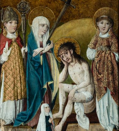 Zdjęcie nr 1: Obraz w kształcie stojącego prostokąta przedstawia Jezusa oczekującego na ukrzyżowanie w otoczeniu Matki Boskiej, św. Stanisława z Piotrowinem, św. Szczepana oraz ukazanej w mniejszej skali postaci kobiecej — fundatorki obrazu. W centrum kompozycji ukazany Chrystus siedzący na kamieniu, przedstawiony całopostaciowo z ciałem zwróconym w trzech czwartych w lewo. Prawą dłonią podpiera pochyloną nieznacznie do dołu głowę, lewą wspiera na kolanie. Twarz szczupła, podłużna, okolona ciemnobrązowym zarostem. Długie, kędzierzawe włosy opadają na ramiona i plecy postaci. Na głowie otoczonej złotym nimbem korona cierniowa, spod której spływają strużki krwi. Oczy otwarte, wpatrzone przed siebie nadające twarzy smutny, zamyślony wyraz. Chrystus ubrany jedynie w białe, wąskie perizonium owinięte luźno wokół bioder i ud. Ciało o jasnej karnacji z widocznymi śladami biczowania — na torsie, ramionach i nogach postaci widnieją krople krwi. Stopy Chrystusa wsparte są na ramionach krzyża ukazanego w dolnej części kompozycji. Po lewej stronie przedstawione stojące postaci Matki Boskiej Bolesnej oraz św. Stanisława biskupa. Obie ukazane całopostaciowo z ciałem zwróconym w trzech czwartych w prawo. Maria przedstawiona jako dojrzała kobieta w długiej, czerwonej sukni okrytej obszernym, ciemnogranatowym płaszczem z żółtą podszewką oraz białej chuście na głowie. Ręce postaci o długich, szczupłych palcach skrzyżowane na wysokości piersi, w którą wbity miecz. Twarz o jasnej karnacji, dużych, jasnych oczach, prostym nosie i niewielkich zaznaczonych czerwienią ustach. Wzrok skierowany na Chrystusa. Nieco za Marią przedstawiony św. Stanisław ubrany w szaty pontyfikalne: albę, na której złocona dalmatyka dekorowana wzorem ukośnej kratki oraz czerwona kapa spięta pod szyją złotą klamrą. Pod szyją widoczny humerał, na dłoniach białe rękawiczki. Na otoczonej złotym nimbem głowie srebrna infuła. Twarz o jasnej karnacji, pozbawiona zarostu. Oczy skierowane przed siebie, w kierunku widza. Święty prawą dłonią wykonuje gest błogosławieństwa, lewą wspiera na pastorale o dekorowanej akantem krzywaśni. W lewym, dolnym rogu obrazu, u stóp św. Stanisława przedstawiona niewielka postać ukazanego z profilu, klęczącego Piotrowina w białej szacie. Z prawej strony kompozycji, nieco z tyłu ukazany św. Szczepan. Święty przedstawiony całopostaciowo, frontalnie, jako młody mężczyzna o owalnej twarzy pozbawionej zarostu; jasnobrązowe włosy z widoczną tonsurą; uszy nieco odstające. Twarz o łagodnym, zamyślonym wyrazie z oczami skierowanymi przed siebie, w kierunku widza. Głowę otacza złoty nimb. Postać ubrana w długą, obficie fałdowaną albę, na której bogato zdobiona ornamentem roślinnym (owoce granatu) złota dalmatyka; wokół szyi biały humerał. W dłoniach okrytych połą dalmatyki święty oburącz podtrzymuje kilka okrągłych kamieni. W dolnej części kompozycji, na pierwszym planie przedstawiona w mniejszej skali postać klęczącej fundatorki. Kobieta ubrana w długą ciemną suknię z białą podwiką wokół szyi i głową okrytą długim, białym welonem. Postać kieruje wzrok ku twarzy Chrystusa, ręce składa na wysokości piersi w geście modlitwy; wokół dłoni przepleciony koralowy różaniec. Na dalszym planie kompozycji widoczny pagórkowaty krajobraz na jednolitym, ugrowym tle. Kolorystyka ciepła, ciemna z mocniejszymi akcentami złota, czerwieni oraz ciemnego granatu.
