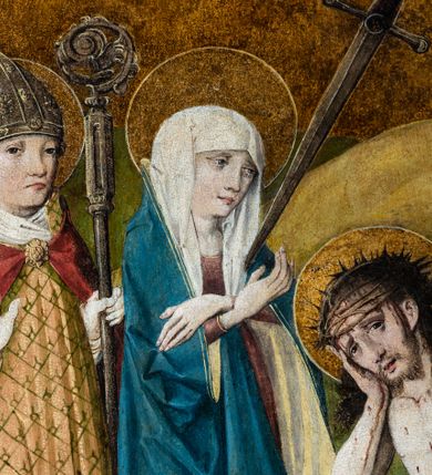 Zdjęcie nr 14: Obraz w kształcie stojącego prostokąta przedstawia Jezusa oczekującego na ukrzyżowanie w otoczeniu Matki Boskiej, św. Stanisława z Piotrowinem, św. Szczepana oraz ukazanej w mniejszej skali postaci kobiecej — fundatorki obrazu. W centrum kompozycji ukazany Chrystus siedzący na kamieniu, przedstawiony całopostaciowo z ciałem zwróconym w trzech czwartych w lewo. Prawą dłonią podpiera pochyloną nieznacznie do dołu głowę, lewą wspiera na kolanie. Twarz szczupła, podłużna, okolona ciemnobrązowym zarostem. Długie, kędzierzawe włosy opadają na ramiona i plecy postaci. Na głowie otoczonej złotym nimbem korona cierniowa, spod której spływają strużki krwi. Oczy otwarte, wpatrzone przed siebie nadające twarzy smutny, zamyślony wyraz. Chrystus ubrany jedynie w białe, wąskie perizonium owinięte luźno wokół bioder i ud. Ciało o jasnej karnacji z widocznymi śladami biczowania — na torsie, ramionach i nogach postaci widnieją krople krwi. Stopy Chrystusa wsparte są na ramionach krzyża ukazanego w dolnej części kompozycji. Po lewej stronie przedstawione stojące postaci Matki Boskiej Bolesnej oraz św. Stanisława biskupa. Obie ukazane całopostaciowo z ciałem zwróconym w trzech czwartych w prawo. Maria przedstawiona jako dojrzała kobieta w długiej, czerwonej sukni okrytej obszernym, ciemnogranatowym płaszczem z żółtą podszewką oraz białej chuście na głowie. Ręce postaci o długich, szczupłych palcach skrzyżowane na wysokości piersi, w którą wbity miecz. Twarz o jasnej karnacji, dużych, jasnych oczach, prostym nosie i niewielkich zaznaczonych czerwienią ustach. Wzrok skierowany na Chrystusa. Nieco za Marią przedstawiony św. Stanisław ubrany w szaty pontyfikalne: albę, na której złocona dalmatyka dekorowana wzorem ukośnej kratki oraz czerwona kapa spięta pod szyją złotą klamrą. Pod szyją widoczny humerał, na dłoniach białe rękawiczki. Na otoczonej złotym nimbem głowie srebrna infuła. Twarz o jasnej karnacji, pozbawiona zarostu. Oczy skierowane przed siebie, w kierunku widza. Święty prawą dłonią wykonuje gest błogosławieństwa, lewą wspiera na pastorale o dekorowanej akantem krzywaśni. W lewym, dolnym rogu obrazu, u stóp św. Stanisława przedstawiona niewielka postać ukazanego z profilu, klęczącego Piotrowina w białej szacie. Z prawej strony kompozycji, nieco z tyłu ukazany św. Szczepan. Święty przedstawiony całopostaciowo, frontalnie, jako młody mężczyzna o owalnej twarzy pozbawionej zarostu; jasnobrązowe włosy z widoczną tonsurą; uszy nieco odstające. Twarz o łagodnym, zamyślonym wyrazie z oczami skierowanymi przed siebie, w kierunku widza. Głowę otacza złoty nimb. Postać ubrana w długą, obficie fałdowaną albę, na której bogato zdobiona ornamentem roślinnym (owoce granatu) złota dalmatyka; wokół szyi biały humerał. W dłoniach okrytych połą dalmatyki święty oburącz podtrzymuje kilka okrągłych kamieni. W dolnej części kompozycji, na pierwszym planie przedstawiona w mniejszej skali postać klęczącej fundatorki. Kobieta ubrana w długą ciemną suknię z białą podwiką wokół szyi i głową okrytą długim, białym welonem. Postać kieruje wzrok ku twarzy Chrystusa, ręce składa na wysokości piersi w geście modlitwy; wokół dłoni przepleciony koralowy różaniec. Na dalszym planie kompozycji widoczny pagórkowaty krajobraz na jednolitym, ugrowym tle. Kolorystyka ciepła, ciemna z mocniejszymi akcentami złota, czerwieni oraz ciemnego granatu.
