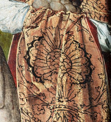 Zdjęcie nr 6: Obraz w kształcie stojącego prostokąta przedstawia Jezusa oczekującego na ukrzyżowanie w otoczeniu Matki Boskiej, św. Stanisława z Piotrowinem, św. Szczepana oraz ukazanej w mniejszej skali postaci kobiecej — fundatorki obrazu. W centrum kompozycji ukazany Chrystus siedzący na kamieniu, przedstawiony całopostaciowo z ciałem zwróconym w trzech czwartych w lewo. Prawą dłonią podpiera pochyloną nieznacznie do dołu głowę, lewą wspiera na kolanie. Twarz szczupła, podłużna, okolona ciemnobrązowym zarostem. Długie, kędzierzawe włosy opadają na ramiona i plecy postaci. Na głowie otoczonej złotym nimbem korona cierniowa, spod której spływają strużki krwi. Oczy otwarte, wpatrzone przed siebie nadające twarzy smutny, zamyślony wyraz. Chrystus ubrany jedynie w białe, wąskie perizonium owinięte luźno wokół bioder i ud. Ciało o jasnej karnacji z widocznymi śladami biczowania — na torsie, ramionach i nogach postaci widnieją krople krwi. Stopy Chrystusa wsparte są na ramionach krzyża ukazanego w dolnej części kompozycji. Po lewej stronie przedstawione stojące postaci Matki Boskiej Bolesnej oraz św. Stanisława biskupa. Obie ukazane całopostaciowo z ciałem zwróconym w trzech czwartych w prawo. Maria przedstawiona jako dojrzała kobieta w długiej, czerwonej sukni okrytej obszernym, ciemnogranatowym płaszczem z żółtą podszewką oraz białej chuście na głowie. Ręce postaci o długich, szczupłych palcach skrzyżowane na wysokości piersi, w którą wbity miecz. Twarz o jasnej karnacji, dużych, jasnych oczach, prostym nosie i niewielkich zaznaczonych czerwienią ustach. Wzrok skierowany na Chrystusa. Nieco za Marią przedstawiony św. Stanisław ubrany w szaty pontyfikalne: albę, na której złocona dalmatyka dekorowana wzorem ukośnej kratki oraz czerwona kapa spięta pod szyją złotą klamrą. Pod szyją widoczny humerał, na dłoniach białe rękawiczki. Na otoczonej złotym nimbem głowie srebrna infuła. Twarz o jasnej karnacji, pozbawiona zarostu. Oczy skierowane przed siebie, w kierunku widza. Święty prawą dłonią wykonuje gest błogosławieństwa, lewą wspiera na pastorale o dekorowanej akantem krzywaśni. W lewym, dolnym rogu obrazu, u stóp św. Stanisława przedstawiona niewielka postać ukazanego z profilu, klęczącego Piotrowina w białej szacie. Z prawej strony kompozycji, nieco z tyłu ukazany św. Szczepan. Święty przedstawiony całopostaciowo, frontalnie, jako młody mężczyzna o owalnej twarzy pozbawionej zarostu; jasnobrązowe włosy z widoczną tonsurą; uszy nieco odstające. Twarz o łagodnym, zamyślonym wyrazie z oczami skierowanymi przed siebie, w kierunku widza. Głowę otacza złoty nimb. Postać ubrana w długą, obficie fałdowaną albę, na której bogato zdobiona ornamentem roślinnym (owoce granatu) złota dalmatyka; wokół szyi biały humerał. W dłoniach okrytych połą dalmatyki święty oburącz podtrzymuje kilka okrągłych kamieni. W dolnej części kompozycji, na pierwszym planie przedstawiona w mniejszej skali postać klęczącej fundatorki. Kobieta ubrana w długą ciemną suknię z białą podwiką wokół szyi i głową okrytą długim, białym welonem. Postać kieruje wzrok ku twarzy Chrystusa, ręce składa na wysokości piersi w geście modlitwy; wokół dłoni przepleciony koralowy różaniec. Na dalszym planie kompozycji widoczny pagórkowaty krajobraz na jednolitym, ugrowym tle. Kolorystyka ciepła, ciemna z mocniejszymi akcentami złota, czerwieni oraz ciemnego granatu.
