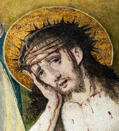 Zdjęcie nr 12: Obraz w kształcie stojącego prostokąta przedstawia Jezusa oczekującego na ukrzyżowanie w otoczeniu Matki Boskiej, św. Stanisława z Piotrowinem, św. Szczepana oraz ukazanej w mniejszej skali postaci kobiecej — fundatorki obrazu. W centrum kompozycji ukazany Chrystus siedzący na kamieniu, przedstawiony całopostaciowo z ciałem zwróconym w trzech czwartych w lewo. Prawą dłonią podpiera pochyloną nieznacznie do dołu głowę, lewą wspiera na kolanie. Twarz szczupła, podłużna, okolona ciemnobrązowym zarostem. Długie, kędzierzawe włosy opadają na ramiona i plecy postaci. Na głowie otoczonej złotym nimbem korona cierniowa, spod której spływają strużki krwi. Oczy otwarte, wpatrzone przed siebie nadające twarzy smutny, zamyślony wyraz. Chrystus ubrany jedynie w białe, wąskie perizonium owinięte luźno wokół bioder i ud. Ciało o jasnej karnacji z widocznymi śladami biczowania — na torsie, ramionach i nogach postaci widnieją krople krwi. Stopy Chrystusa wsparte są na ramionach krzyża ukazanego w dolnej części kompozycji. Po lewej stronie przedstawione stojące postaci Matki Boskiej Bolesnej oraz św. Stanisława biskupa. Obie ukazane całopostaciowo z ciałem zwróconym w trzech czwartych w prawo. Maria przedstawiona jako dojrzała kobieta w długiej, czerwonej sukni okrytej obszernym, ciemnogranatowym płaszczem z żółtą podszewką oraz białej chuście na głowie. Ręce postaci o długich, szczupłych palcach skrzyżowane na wysokości piersi, w którą wbity miecz. Twarz o jasnej karnacji, dużych, jasnych oczach, prostym nosie i niewielkich zaznaczonych czerwienią ustach. Wzrok skierowany na Chrystusa. Nieco za Marią przedstawiony św. Stanisław ubrany w szaty pontyfikalne: albę, na której złocona dalmatyka dekorowana wzorem ukośnej kratki oraz czerwona kapa spięta pod szyją złotą klamrą. Pod szyją widoczny humerał, na dłoniach białe rękawiczki. Na otoczonej złotym nimbem głowie srebrna infuła. Twarz o jasnej karnacji, pozbawiona zarostu. Oczy skierowane przed siebie, w kierunku widza. Święty prawą dłonią wykonuje gest błogosławieństwa, lewą wspiera na pastorale o dekorowanej akantem krzywaśni. W lewym, dolnym rogu obrazu, u stóp św. Stanisława przedstawiona niewielka postać ukazanego z profilu, klęczącego Piotrowina w białej szacie. Z prawej strony kompozycji, nieco z tyłu ukazany św. Szczepan. Święty przedstawiony całopostaciowo, frontalnie, jako młody mężczyzna o owalnej twarzy pozbawionej zarostu; jasnobrązowe włosy z widoczną tonsurą; uszy nieco odstające. Twarz o łagodnym, zamyślonym wyrazie z oczami skierowanymi przed siebie, w kierunku widza. Głowę otacza złoty nimb. Postać ubrana w długą, obficie fałdowaną albę, na której bogato zdobiona ornamentem roślinnym (owoce granatu) złota dalmatyka; wokół szyi biały humerał. W dłoniach okrytych połą dalmatyki święty oburącz podtrzymuje kilka okrągłych kamieni. W dolnej części kompozycji, na pierwszym planie przedstawiona w mniejszej skali postać klęczącej fundatorki. Kobieta ubrana w długą ciemną suknię z białą podwiką wokół szyi i głową okrytą długim, białym welonem. Postać kieruje wzrok ku twarzy Chrystusa, ręce składa na wysokości piersi w geście modlitwy; wokół dłoni przepleciony koralowy różaniec. Na dalszym planie kompozycji widoczny pagórkowaty krajobraz na jednolitym, ugrowym tle. Kolorystyka ciepła, ciemna z mocniejszymi akcentami złota, czerwieni oraz ciemnego granatu.
