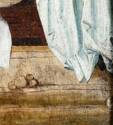 Zdjęcie nr 3: Obraz w kształcie stojącego prostokąta przedstawia Jezusa oczekującego na ukrzyżowanie w otoczeniu Matki Boskiej, św. Stanisława z Piotrowinem, św. Szczepana oraz ukazanej w mniejszej skali postaci kobiecej — fundatorki obrazu. W centrum kompozycji ukazany Chrystus siedzący na kamieniu, przedstawiony całopostaciowo z ciałem zwróconym w trzech czwartych w lewo. Prawą dłonią podpiera pochyloną nieznacznie do dołu głowę, lewą wspiera na kolanie. Twarz szczupła, podłużna, okolona ciemnobrązowym zarostem. Długie, kędzierzawe włosy opadają na ramiona i plecy postaci. Na głowie otoczonej złotym nimbem korona cierniowa, spod której spływają strużki krwi. Oczy otwarte, wpatrzone przed siebie nadające twarzy smutny, zamyślony wyraz. Chrystus ubrany jedynie w białe, wąskie perizonium owinięte luźno wokół bioder i ud. Ciało o jasnej karnacji z widocznymi śladami biczowania — na torsie, ramionach i nogach postaci widnieją krople krwi. Stopy Chrystusa wsparte są na ramionach krzyża ukazanego w dolnej części kompozycji. Po lewej stronie przedstawione stojące postaci Matki Boskiej Bolesnej oraz św. Stanisława biskupa. Obie ukazane całopostaciowo z ciałem zwróconym w trzech czwartych w prawo. Maria przedstawiona jako dojrzała kobieta w długiej, czerwonej sukni okrytej obszernym, ciemnogranatowym płaszczem z żółtą podszewką oraz białej chuście na głowie. Ręce postaci o długich, szczupłych palcach skrzyżowane na wysokości piersi, w którą wbity miecz. Twarz o jasnej karnacji, dużych, jasnych oczach, prostym nosie i niewielkich zaznaczonych czerwienią ustach. Wzrok skierowany na Chrystusa. Nieco za Marią przedstawiony św. Stanisław ubrany w szaty pontyfikalne: albę, na której złocona dalmatyka dekorowana wzorem ukośnej kratki oraz czerwona kapa spięta pod szyją złotą klamrą. Pod szyją widoczny humerał, na dłoniach białe rękawiczki. Na otoczonej złotym nimbem głowie srebrna infuła. Twarz o jasnej karnacji, pozbawiona zarostu. Oczy skierowane przed siebie, w kierunku widza. Święty prawą dłonią wykonuje gest błogosławieństwa, lewą wspiera na pastorale o dekorowanej akantem krzywaśni. W lewym, dolnym rogu obrazu, u stóp św. Stanisława przedstawiona niewielka postać ukazanego z profilu, klęczącego Piotrowina w białej szacie. Z prawej strony kompozycji, nieco z tyłu ukazany św. Szczepan. Święty przedstawiony całopostaciowo, frontalnie, jako młody mężczyzna o owalnej twarzy pozbawionej zarostu; jasnobrązowe włosy z widoczną tonsurą; uszy nieco odstające. Twarz o łagodnym, zamyślonym wyrazie z oczami skierowanymi przed siebie, w kierunku widza. Głowę otacza złoty nimb. Postać ubrana w długą, obficie fałdowaną albę, na której bogato zdobiona ornamentem roślinnym (owoce granatu) złota dalmatyka; wokół szyi biały humerał. W dłoniach okrytych połą dalmatyki święty oburącz podtrzymuje kilka okrągłych kamieni. W dolnej części kompozycji, na pierwszym planie przedstawiona w mniejszej skali postać klęczącej fundatorki. Kobieta ubrana w długą ciemną suknię z białą podwiką wokół szyi i głową okrytą długim, białym welonem. Postać kieruje wzrok ku twarzy Chrystusa, ręce składa na wysokości piersi w geście modlitwy; wokół dłoni przepleciony koralowy różaniec. Na dalszym planie kompozycji widoczny pagórkowaty krajobraz na jednolitym, ugrowym tle. Kolorystyka ciepła, ciemna z mocniejszymi akcentami złota, czerwieni oraz ciemnego granatu.
