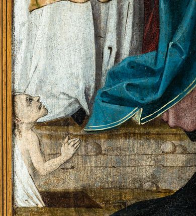 Zdjęcie nr 16: Obraz w kształcie stojącego prostokąta przedstawia Jezusa oczekującego na ukrzyżowanie w otoczeniu Matki Boskiej, św. Stanisława z Piotrowinem, św. Szczepana oraz ukazanej w mniejszej skali postaci kobiecej — fundatorki obrazu. W centrum kompozycji ukazany Chrystus siedzący na kamieniu, przedstawiony całopostaciowo z ciałem zwróconym w trzech czwartych w lewo. Prawą dłonią podpiera pochyloną nieznacznie do dołu głowę, lewą wspiera na kolanie. Twarz szczupła, podłużna, okolona ciemnobrązowym zarostem. Długie, kędzierzawe włosy opadają na ramiona i plecy postaci. Na głowie otoczonej złotym nimbem korona cierniowa, spod której spływają strużki krwi. Oczy otwarte, wpatrzone przed siebie nadające twarzy smutny, zamyślony wyraz. Chrystus ubrany jedynie w białe, wąskie perizonium owinięte luźno wokół bioder i ud. Ciało o jasnej karnacji z widocznymi śladami biczowania — na torsie, ramionach i nogach postaci widnieją krople krwi. Stopy Chrystusa wsparte są na ramionach krzyża ukazanego w dolnej części kompozycji. Po lewej stronie przedstawione stojące postaci Matki Boskiej Bolesnej oraz św. Stanisława biskupa. Obie ukazane całopostaciowo z ciałem zwróconym w trzech czwartych w prawo. Maria przedstawiona jako dojrzała kobieta w długiej, czerwonej sukni okrytej obszernym, ciemnogranatowym płaszczem z żółtą podszewką oraz białej chuście na głowie. Ręce postaci o długich, szczupłych palcach skrzyżowane na wysokości piersi, w którą wbity miecz. Twarz o jasnej karnacji, dużych, jasnych oczach, prostym nosie i niewielkich zaznaczonych czerwienią ustach. Wzrok skierowany na Chrystusa. Nieco za Marią przedstawiony św. Stanisław ubrany w szaty pontyfikalne: albę, na której złocona dalmatyka dekorowana wzorem ukośnej kratki oraz czerwona kapa spięta pod szyją złotą klamrą. Pod szyją widoczny humerał, na dłoniach białe rękawiczki. Na otoczonej złotym nimbem głowie srebrna infuła. Twarz o jasnej karnacji, pozbawiona zarostu. Oczy skierowane przed siebie, w kierunku widza. Święty prawą dłonią wykonuje gest błogosławieństwa, lewą wspiera na pastorale o dekorowanej akantem krzywaśni. W lewym, dolnym rogu obrazu, u stóp św. Stanisława przedstawiona niewielka postać ukazanego z profilu, klęczącego Piotrowina w białej szacie. Z prawej strony kompozycji, nieco z tyłu ukazany św. Szczepan. Święty przedstawiony całopostaciowo, frontalnie, jako młody mężczyzna o owalnej twarzy pozbawionej zarostu; jasnobrązowe włosy z widoczną tonsurą; uszy nieco odstające. Twarz o łagodnym, zamyślonym wyrazie z oczami skierowanymi przed siebie, w kierunku widza. Głowę otacza złoty nimb. Postać ubrana w długą, obficie fałdowaną albę, na której bogato zdobiona ornamentem roślinnym (owoce granatu) złota dalmatyka; wokół szyi biały humerał. W dłoniach okrytych połą dalmatyki święty oburącz podtrzymuje kilka okrągłych kamieni. W dolnej części kompozycji, na pierwszym planie przedstawiona w mniejszej skali postać klęczącej fundatorki. Kobieta ubrana w długą ciemną suknię z białą podwiką wokół szyi i głową okrytą długim, białym welonem. Postać kieruje wzrok ku twarzy Chrystusa, ręce składa na wysokości piersi w geście modlitwy; wokół dłoni przepleciony koralowy różaniec. Na dalszym planie kompozycji widoczny pagórkowaty krajobraz na jednolitym, ugrowym tle. Kolorystyka ciepła, ciemna z mocniejszymi akcentami złota, czerwieni oraz ciemnego granatu.
