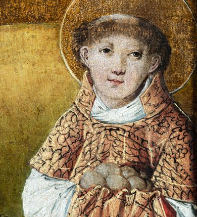 Zdjęcie nr 4: Obraz w kształcie stojącego prostokąta przedstawia Jezusa oczekującego na ukrzyżowanie w otoczeniu Matki Boskiej, św. Stanisława z Piotrowinem, św. Szczepana oraz ukazanej w mniejszej skali postaci kobiecej — fundatorki obrazu. W centrum kompozycji ukazany Chrystus siedzący na kamieniu, przedstawiony całopostaciowo z ciałem zwróconym w trzech czwartych w lewo. Prawą dłonią podpiera pochyloną nieznacznie do dołu głowę, lewą wspiera na kolanie. Twarz szczupła, podłużna, okolona ciemnobrązowym zarostem. Długie, kędzierzawe włosy opadają na ramiona i plecy postaci. Na głowie otoczonej złotym nimbem korona cierniowa, spod której spływają strużki krwi. Oczy otwarte, wpatrzone przed siebie nadające twarzy smutny, zamyślony wyraz. Chrystus ubrany jedynie w białe, wąskie perizonium owinięte luźno wokół bioder i ud. Ciało o jasnej karnacji z widocznymi śladami biczowania — na torsie, ramionach i nogach postaci widnieją krople krwi. Stopy Chrystusa wsparte są na ramionach krzyża ukazanego w dolnej części kompozycji. Po lewej stronie przedstawione stojące postaci Matki Boskiej Bolesnej oraz św. Stanisława biskupa. Obie ukazane całopostaciowo z ciałem zwróconym w trzech czwartych w prawo. Maria przedstawiona jako dojrzała kobieta w długiej, czerwonej sukni okrytej obszernym, ciemnogranatowym płaszczem z żółtą podszewką oraz białej chuście na głowie. Ręce postaci o długich, szczupłych palcach skrzyżowane na wysokości piersi, w którą wbity miecz. Twarz o jasnej karnacji, dużych, jasnych oczach, prostym nosie i niewielkich zaznaczonych czerwienią ustach. Wzrok skierowany na Chrystusa. Nieco za Marią przedstawiony św. Stanisław ubrany w szaty pontyfikalne: albę, na której złocona dalmatyka dekorowana wzorem ukośnej kratki oraz czerwona kapa spięta pod szyją złotą klamrą. Pod szyją widoczny humerał, na dłoniach białe rękawiczki. Na otoczonej złotym nimbem głowie srebrna infuła. Twarz o jasnej karnacji, pozbawiona zarostu. Oczy skierowane przed siebie, w kierunku widza. Święty prawą dłonią wykonuje gest błogosławieństwa, lewą wspiera na pastorale o dekorowanej akantem krzywaśni. W lewym, dolnym rogu obrazu, u stóp św. Stanisława przedstawiona niewielka postać ukazanego z profilu, klęczącego Piotrowina w białej szacie. Z prawej strony kompozycji, nieco z tyłu ukazany św. Szczepan. Święty przedstawiony całopostaciowo, frontalnie, jako młody mężczyzna o owalnej twarzy pozbawionej zarostu; jasnobrązowe włosy z widoczną tonsurą; uszy nieco odstające. Twarz o łagodnym, zamyślonym wyrazie z oczami skierowanymi przed siebie, w kierunku widza. Głowę otacza złoty nimb. Postać ubrana w długą, obficie fałdowaną albę, na której bogato zdobiona ornamentem roślinnym (owoce granatu) złota dalmatyka; wokół szyi biały humerał. W dłoniach okrytych połą dalmatyki święty oburącz podtrzymuje kilka okrągłych kamieni. W dolnej części kompozycji, na pierwszym planie przedstawiona w mniejszej skali postać klęczącej fundatorki. Kobieta ubrana w długą ciemną suknię z białą podwiką wokół szyi i głową okrytą długim, białym welonem. Postać kieruje wzrok ku twarzy Chrystusa, ręce składa na wysokości piersi w geście modlitwy; wokół dłoni przepleciony koralowy różaniec. Na dalszym planie kompozycji widoczny pagórkowaty krajobraz na jednolitym, ugrowym tle. Kolorystyka ciepła, ciemna z mocniejszymi akcentami złota, czerwieni oraz ciemnego granatu.
