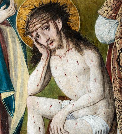 Zdjęcie nr 11: Obraz w kształcie stojącego prostokąta przedstawia Jezusa oczekującego na ukrzyżowanie w otoczeniu Matki Boskiej, św. Stanisława z Piotrowinem, św. Szczepana oraz ukazanej w mniejszej skali postaci kobiecej — fundatorki obrazu. W centrum kompozycji ukazany Chrystus siedzący na kamieniu, przedstawiony całopostaciowo z ciałem zwróconym w trzech czwartych w lewo. Prawą dłonią podpiera pochyloną nieznacznie do dołu głowę, lewą wspiera na kolanie. Twarz szczupła, podłużna, okolona ciemnobrązowym zarostem. Długie, kędzierzawe włosy opadają na ramiona i plecy postaci. Na głowie otoczonej złotym nimbem korona cierniowa, spod której spływają strużki krwi. Oczy otwarte, wpatrzone przed siebie nadające twarzy smutny, zamyślony wyraz. Chrystus ubrany jedynie w białe, wąskie perizonium owinięte luźno wokół bioder i ud. Ciało o jasnej karnacji z widocznymi śladami biczowania — na torsie, ramionach i nogach postaci widnieją krople krwi. Stopy Chrystusa wsparte są na ramionach krzyża ukazanego w dolnej części kompozycji. Po lewej stronie przedstawione stojące postaci Matki Boskiej Bolesnej oraz św. Stanisława biskupa. Obie ukazane całopostaciowo z ciałem zwróconym w trzech czwartych w prawo. Maria przedstawiona jako dojrzała kobieta w długiej, czerwonej sukni okrytej obszernym, ciemnogranatowym płaszczem z żółtą podszewką oraz białej chuście na głowie. Ręce postaci o długich, szczupłych palcach skrzyżowane na wysokości piersi, w którą wbity miecz. Twarz o jasnej karnacji, dużych, jasnych oczach, prostym nosie i niewielkich zaznaczonych czerwienią ustach. Wzrok skierowany na Chrystusa. Nieco za Marią przedstawiony św. Stanisław ubrany w szaty pontyfikalne: albę, na której złocona dalmatyka dekorowana wzorem ukośnej kratki oraz czerwona kapa spięta pod szyją złotą klamrą. Pod szyją widoczny humerał, na dłoniach białe rękawiczki. Na otoczonej złotym nimbem głowie srebrna infuła. Twarz o jasnej karnacji, pozbawiona zarostu. Oczy skierowane przed siebie, w kierunku widza. Święty prawą dłonią wykonuje gest błogosławieństwa, lewą wspiera na pastorale o dekorowanej akantem krzywaśni. W lewym, dolnym rogu obrazu, u stóp św. Stanisława przedstawiona niewielka postać ukazanego z profilu, klęczącego Piotrowina w białej szacie. Z prawej strony kompozycji, nieco z tyłu ukazany św. Szczepan. Święty przedstawiony całopostaciowo, frontalnie, jako młody mężczyzna o owalnej twarzy pozbawionej zarostu; jasnobrązowe włosy z widoczną tonsurą; uszy nieco odstające. Twarz o łagodnym, zamyślonym wyrazie z oczami skierowanymi przed siebie, w kierunku widza. Głowę otacza złoty nimb. Postać ubrana w długą, obficie fałdowaną albę, na której bogato zdobiona ornamentem roślinnym (owoce granatu) złota dalmatyka; wokół szyi biały humerał. W dłoniach okrytych połą dalmatyki święty oburącz podtrzymuje kilka okrągłych kamieni. W dolnej części kompozycji, na pierwszym planie przedstawiona w mniejszej skali postać klęczącej fundatorki. Kobieta ubrana w długą ciemną suknię z białą podwiką wokół szyi i głową okrytą długim, białym welonem. Postać kieruje wzrok ku twarzy Chrystusa, ręce składa na wysokości piersi w geście modlitwy; wokół dłoni przepleciony koralowy różaniec. Na dalszym planie kompozycji widoczny pagórkowaty krajobraz na jednolitym, ugrowym tle. Kolorystyka ciepła, ciemna z mocniejszymi akcentami złota, czerwieni oraz ciemnego granatu.
