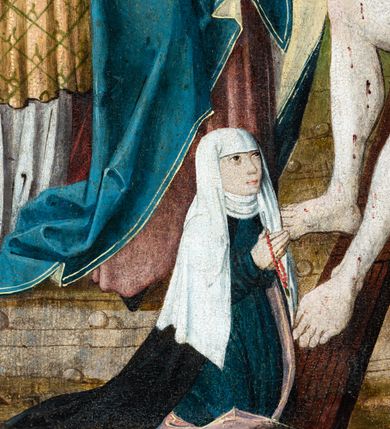 Zdjęcie nr 8: Obraz w kształcie stojącego prostokąta przedstawia Jezusa oczekującego na ukrzyżowanie w otoczeniu Matki Boskiej, św. Stanisława z Piotrowinem, św. Szczepana oraz ukazanej w mniejszej skali postaci kobiecej — fundatorki obrazu. W centrum kompozycji ukazany Chrystus siedzący na kamieniu, przedstawiony całopostaciowo z ciałem zwróconym w trzech czwartych w lewo. Prawą dłonią podpiera pochyloną nieznacznie do dołu głowę, lewą wspiera na kolanie. Twarz szczupła, podłużna, okolona ciemnobrązowym zarostem. Długie, kędzierzawe włosy opadają na ramiona i plecy postaci. Na głowie otoczonej złotym nimbem korona cierniowa, spod której spływają strużki krwi. Oczy otwarte, wpatrzone przed siebie nadające twarzy smutny, zamyślony wyraz. Chrystus ubrany jedynie w białe, wąskie perizonium owinięte luźno wokół bioder i ud. Ciało o jasnej karnacji z widocznymi śladami biczowania — na torsie, ramionach i nogach postaci widnieją krople krwi. Stopy Chrystusa wsparte są na ramionach krzyża ukazanego w dolnej części kompozycji. Po lewej stronie przedstawione stojące postaci Matki Boskiej Bolesnej oraz św. Stanisława biskupa. Obie ukazane całopostaciowo z ciałem zwróconym w trzech czwartych w prawo. Maria przedstawiona jako dojrzała kobieta w długiej, czerwonej sukni okrytej obszernym, ciemnogranatowym płaszczem z żółtą podszewką oraz białej chuście na głowie. Ręce postaci o długich, szczupłych palcach skrzyżowane na wysokości piersi, w którą wbity miecz. Twarz o jasnej karnacji, dużych, jasnych oczach, prostym nosie i niewielkich zaznaczonych czerwienią ustach. Wzrok skierowany na Chrystusa. Nieco za Marią przedstawiony św. Stanisław ubrany w szaty pontyfikalne: albę, na której złocona dalmatyka dekorowana wzorem ukośnej kratki oraz czerwona kapa spięta pod szyją złotą klamrą. Pod szyją widoczny humerał, na dłoniach białe rękawiczki. Na otoczonej złotym nimbem głowie srebrna infuła. Twarz o jasnej karnacji, pozbawiona zarostu. Oczy skierowane przed siebie, w kierunku widza. Święty prawą dłonią wykonuje gest błogosławieństwa, lewą wspiera na pastorale o dekorowanej akantem krzywaśni. W lewym, dolnym rogu obrazu, u stóp św. Stanisława przedstawiona niewielka postać ukazanego z profilu, klęczącego Piotrowina w białej szacie. Z prawej strony kompozycji, nieco z tyłu ukazany św. Szczepan. Święty przedstawiony całopostaciowo, frontalnie, jako młody mężczyzna o owalnej twarzy pozbawionej zarostu; jasnobrązowe włosy z widoczną tonsurą; uszy nieco odstające. Twarz o łagodnym, zamyślonym wyrazie z oczami skierowanymi przed siebie, w kierunku widza. Głowę otacza złoty nimb. Postać ubrana w długą, obficie fałdowaną albę, na której bogato zdobiona ornamentem roślinnym (owoce granatu) złota dalmatyka; wokół szyi biały humerał. W dłoniach okrytych połą dalmatyki święty oburącz podtrzymuje kilka okrągłych kamieni. W dolnej części kompozycji, na pierwszym planie przedstawiona w mniejszej skali postać klęczącej fundatorki. Kobieta ubrana w długą ciemną suknię z białą podwiką wokół szyi i głową okrytą długim, białym welonem. Postać kieruje wzrok ku twarzy Chrystusa, ręce składa na wysokości piersi w geście modlitwy; wokół dłoni przepleciony koralowy różaniec. Na dalszym planie kompozycji widoczny pagórkowaty krajobraz na jednolitym, ugrowym tle. Kolorystyka ciepła, ciemna z mocniejszymi akcentami złota, czerwieni oraz ciemnego granatu.
