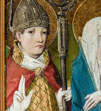 Zdjęcie nr 7: Obraz w kształcie stojącego prostokąta przedstawia Jezusa oczekującego na ukrzyżowanie w otoczeniu Matki Boskiej, św. Stanisława z Piotrowinem, św. Szczepana oraz ukazanej w mniejszej skali postaci kobiecej — fundatorki obrazu. W centrum kompozycji ukazany Chrystus siedzący na kamieniu, przedstawiony całopostaciowo z ciałem zwróconym w trzech czwartych w lewo. Prawą dłonią podpiera pochyloną nieznacznie do dołu głowę, lewą wspiera na kolanie. Twarz szczupła, podłużna, okolona ciemnobrązowym zarostem. Długie, kędzierzawe włosy opadają na ramiona i plecy postaci. Na głowie otoczonej złotym nimbem korona cierniowa, spod której spływają strużki krwi. Oczy otwarte, wpatrzone przed siebie nadające twarzy smutny, zamyślony wyraz. Chrystus ubrany jedynie w białe, wąskie perizonium owinięte luźno wokół bioder i ud. Ciało o jasnej karnacji z widocznymi śladami biczowania — na torsie, ramionach i nogach postaci widnieją krople krwi. Stopy Chrystusa wsparte są na ramionach krzyża ukazanego w dolnej części kompozycji. Po lewej stronie przedstawione stojące postaci Matki Boskiej Bolesnej oraz św. Stanisława biskupa. Obie ukazane całopostaciowo z ciałem zwróconym w trzech czwartych w prawo. Maria przedstawiona jako dojrzała kobieta w długiej, czerwonej sukni okrytej obszernym, ciemnogranatowym płaszczem z żółtą podszewką oraz białej chuście na głowie. Ręce postaci o długich, szczupłych palcach skrzyżowane na wysokości piersi, w którą wbity miecz. Twarz o jasnej karnacji, dużych, jasnych oczach, prostym nosie i niewielkich zaznaczonych czerwienią ustach. Wzrok skierowany na Chrystusa. Nieco za Marią przedstawiony św. Stanisław ubrany w szaty pontyfikalne: albę, na której złocona dalmatyka dekorowana wzorem ukośnej kratki oraz czerwona kapa spięta pod szyją złotą klamrą. Pod szyją widoczny humerał, na dłoniach białe rękawiczki. Na otoczonej złotym nimbem głowie srebrna infuła. Twarz o jasnej karnacji, pozbawiona zarostu. Oczy skierowane przed siebie, w kierunku widza. Święty prawą dłonią wykonuje gest błogosławieństwa, lewą wspiera na pastorale o dekorowanej akantem krzywaśni. W lewym, dolnym rogu obrazu, u stóp św. Stanisława przedstawiona niewielka postać ukazanego z profilu, klęczącego Piotrowina w białej szacie. Z prawej strony kompozycji, nieco z tyłu ukazany św. Szczepan. Święty przedstawiony całopostaciowo, frontalnie, jako młody mężczyzna o owalnej twarzy pozbawionej zarostu; jasnobrązowe włosy z widoczną tonsurą; uszy nieco odstające. Twarz o łagodnym, zamyślonym wyrazie z oczami skierowanymi przed siebie, w kierunku widza. Głowę otacza złoty nimb. Postać ubrana w długą, obficie fałdowaną albę, na której bogato zdobiona ornamentem roślinnym (owoce granatu) złota dalmatyka; wokół szyi biały humerał. W dłoniach okrytych połą dalmatyki święty oburącz podtrzymuje kilka okrągłych kamieni. W dolnej części kompozycji, na pierwszym planie przedstawiona w mniejszej skali postać klęczącej fundatorki. Kobieta ubrana w długą ciemną suknię z białą podwiką wokół szyi i głową okrytą długim, białym welonem. Postać kieruje wzrok ku twarzy Chrystusa, ręce składa na wysokości piersi w geście modlitwy; wokół dłoni przepleciony koralowy różaniec. Na dalszym planie kompozycji widoczny pagórkowaty krajobraz na jednolitym, ugrowym tle. Kolorystyka ciepła, ciemna z mocniejszymi akcentami złota, czerwieni oraz ciemnego granatu.
