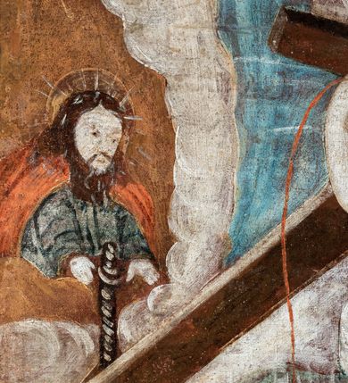 Zdjęcie nr 13: Obraz w kształcie stojącego prostokąta ujęty granatową, profilowaną ramą zdobioną malowanymi, białymi ornamentami w formie wici roślinnej i rozetek. Kompozycja wielopostaciowa umiejscowiona na tle rozległego, górzystego pejzażu. W centrum przedstawiony w całej postaci Chrystus stojący w okrągłej kadzi z owocami winogron. Jezus zwrócony jest w trzech czwartych w prawo i pochylony w dół. Na swoich barkach podtrzymuje rękoma krzyż, pod ciężarem którego pochyla plecy i ugina kolana. Tors postaci odsłonięty z zaznaczoną muskulaturą. Karnacja jasna, blada. Biodra przepasane krótkim, białym perizonium. Na głowie Chrystusa widoczna korona cierniowa. Nieco powyżej, gołębica Ducha Świętego w otoczeniu glorii promienistej i białych obłoków. Rana na boku oraz rany na dłoniach i stopach Chrystusa obficie krwawią. Strumienie krwi spływają do wnętrza kadzi, w której stoi postać. Z lewej strony kompozycji przedstawiony Bóg Ojciec otoczony obłokami. Postać ukazana w ujęciu do pasa, zwrócona w trzech czwartych w prawo. Włosy i broda długie, ciemnobrązowe. Postać ubrana w niebieską szatę oraz czerwony płaszcz pochyla się nieco do przodu, wyciągając ręce przed siebie w kierunku mechanizmu tłoczni (prasy). Nieco poniżej przedstawiona klęcząca Maria zwrócona w trzech czwartych w prawo. Maria składa ręce w geście modlitwy, jej pierś przebita jest siedmioma mieczami, ubrana jest w brązowo-żółtą szatę oraz ciemnoniebieski płaszcz. Z prawej strony kompozycji ukazana postać mężczyzny trzymającego na plecach kosz wypełniony winnymi gronami ubranego w niebieską szatę i czerwony płaszcz. Na pierwszym planie, przed kadzią z winogronami dwa klęczące naprzeciw siebie anioły podtrzymujące kielich, do którego spływa sok z winnych gron pomieszany z krwią Chrystusa. Anioły ubrane w białe szaty oraz czerwone płaszcze podbite zieloną tkaniną. Kolorystyka obrazu jest ciepła, raczej ciemna z dominacją brązów w partii pejzażu.





