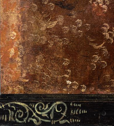 Zdjęcie nr 7: Obraz w kształcie stojącego prostokąta ujęty granatową, profilowaną ramą zdobioną malowanymi, białymi ornamentami w formie wici roślinnej i rozetek. Kompozycja wielopostaciowa umiejscowiona na tle rozległego, górzystego pejzażu. W centrum przedstawiony w całej postaci Chrystus stojący w okrągłej kadzi z owocami winogron. Jezus zwrócony jest w trzech czwartych w prawo i pochylony w dół. Na swoich barkach podtrzymuje rękoma krzyż, pod ciężarem którego pochyla plecy i ugina kolana. Tors postaci odsłonięty z zaznaczoną muskulaturą. Karnacja jasna, blada. Biodra przepasane krótkim, białym perizonium. Na głowie Chrystusa widoczna korona cierniowa. Nieco powyżej, gołębica Ducha Świętego w otoczeniu glorii promienistej i białych obłoków. Rana na boku oraz rany na dłoniach i stopach Chrystusa obficie krwawią. Strumienie krwi spływają do wnętrza kadzi, w której stoi postać. Z lewej strony kompozycji przedstawiony Bóg Ojciec otoczony obłokami. Postać ukazana w ujęciu do pasa, zwrócona w trzech czwartych w prawo. Włosy i broda długie, ciemnobrązowe. Postać ubrana w niebieską szatę oraz czerwony płaszcz pochyla się nieco do przodu, wyciągając ręce przed siebie w kierunku mechanizmu tłoczni (prasy). Nieco poniżej przedstawiona klęcząca Maria zwrócona w trzech czwartych w prawo. Maria składa ręce w geście modlitwy, jej pierś przebita jest siedmioma mieczami, ubrana jest w brązowo-żółtą szatę oraz ciemnoniebieski płaszcz. Z prawej strony kompozycji ukazana postać mężczyzny trzymającego na plecach kosz wypełniony winnymi gronami ubranego w niebieską szatę i czerwony płaszcz. Na pierwszym planie, przed kadzią z winogronami dwa klęczące naprzeciw siebie anioły podtrzymujące kielich, do którego spływa sok z winnych gron pomieszany z krwią Chrystusa. Anioły ubrane w białe szaty oraz czerwone płaszcze podbite zieloną tkaniną. Kolorystyka obrazu jest ciepła, raczej ciemna z dominacją brązów w partii pejzażu.





