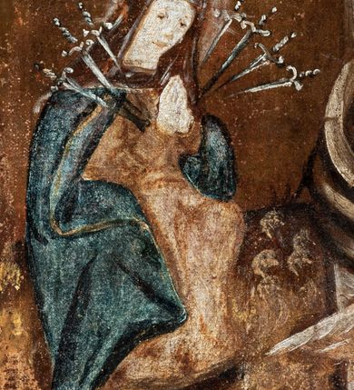 Zdjęcie nr 12: Obraz w kształcie stojącego prostokąta ujęty granatową, profilowaną ramą zdobioną malowanymi, białymi ornamentami w formie wici roślinnej i rozetek. Kompozycja wielopostaciowa umiejscowiona na tle rozległego, górzystego pejzażu. W centrum przedstawiony w całej postaci Chrystus stojący w okrągłej kadzi z owocami winogron. Jezus zwrócony jest w trzech czwartych w prawo i pochylony w dół. Na swoich barkach podtrzymuje rękoma krzyż, pod ciężarem którego pochyla plecy i ugina kolana. Tors postaci odsłonięty z zaznaczoną muskulaturą. Karnacja jasna, blada. Biodra przepasane krótkim, białym perizonium. Na głowie Chrystusa widoczna korona cierniowa. Nieco powyżej, gołębica Ducha Świętego w otoczeniu glorii promienistej i białych obłoków. Rana na boku oraz rany na dłoniach i stopach Chrystusa obficie krwawią. Strumienie krwi spływają do wnętrza kadzi, w której stoi postać. Z lewej strony kompozycji przedstawiony Bóg Ojciec otoczony obłokami. Postać ukazana w ujęciu do pasa, zwrócona w trzech czwartych w prawo. Włosy i broda długie, ciemnobrązowe. Postać ubrana w niebieską szatę oraz czerwony płaszcz pochyla się nieco do przodu, wyciągając ręce przed siebie w kierunku mechanizmu tłoczni (prasy). Nieco poniżej przedstawiona klęcząca Maria zwrócona w trzech czwartych w prawo. Maria składa ręce w geście modlitwy, jej pierś przebita jest siedmioma mieczami, ubrana jest w brązowo-żółtą szatę oraz ciemnoniebieski płaszcz. Z prawej strony kompozycji ukazana postać mężczyzny trzymającego na plecach kosz wypełniony winnymi gronami ubranego w niebieską szatę i czerwony płaszcz. Na pierwszym planie, przed kadzią z winogronami dwa klęczące naprzeciw siebie anioły podtrzymujące kielich, do którego spływa sok z winnych gron pomieszany z krwią Chrystusa. Anioły ubrane w białe szaty oraz czerwone płaszcze podbite zieloną tkaniną. Kolorystyka obrazu jest ciepła, raczej ciemna z dominacją brązów w partii pejzażu.





