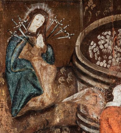 Zdjęcie nr 11: Obraz w kształcie stojącego prostokąta ujęty granatową, profilowaną ramą zdobioną malowanymi, białymi ornamentami w formie wici roślinnej i rozetek. Kompozycja wielopostaciowa umiejscowiona na tle rozległego, górzystego pejzażu. W centrum przedstawiony w całej postaci Chrystus stojący w okrągłej kadzi z owocami winogron. Jezus zwrócony jest w trzech czwartych w prawo i pochylony w dół. Na swoich barkach podtrzymuje rękoma krzyż, pod ciężarem którego pochyla plecy i ugina kolana. Tors postaci odsłonięty z zaznaczoną muskulaturą. Karnacja jasna, blada. Biodra przepasane krótkim, białym perizonium. Na głowie Chrystusa widoczna korona cierniowa. Nieco powyżej, gołębica Ducha Świętego w otoczeniu glorii promienistej i białych obłoków. Rana na boku oraz rany na dłoniach i stopach Chrystusa obficie krwawią. Strumienie krwi spływają do wnętrza kadzi, w której stoi postać. Z lewej strony kompozycji przedstawiony Bóg Ojciec otoczony obłokami. Postać ukazana w ujęciu do pasa, zwrócona w trzech czwartych w prawo. Włosy i broda długie, ciemnobrązowe. Postać ubrana w niebieską szatę oraz czerwony płaszcz pochyla się nieco do przodu, wyciągając ręce przed siebie w kierunku mechanizmu tłoczni (prasy). Nieco poniżej przedstawiona klęcząca Maria zwrócona w trzech czwartych w prawo. Maria składa ręce w geście modlitwy, jej pierś przebita jest siedmioma mieczami, ubrana jest w brązowo-żółtą szatę oraz ciemnoniebieski płaszcz. Z prawej strony kompozycji ukazana postać mężczyzny trzymającego na plecach kosz wypełniony winnymi gronami ubranego w niebieską szatę i czerwony płaszcz. Na pierwszym planie, przed kadzią z winogronami dwa klęczące naprzeciw siebie anioły podtrzymujące kielich, do którego spływa sok z winnych gron pomieszany z krwią Chrystusa. Anioły ubrane w białe szaty oraz czerwone płaszcze podbite zieloną tkaniną. Kolorystyka obrazu jest ciepła, raczej ciemna z dominacją brązów w partii pejzażu.





