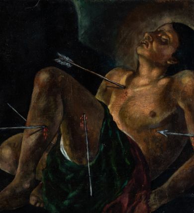 Zdjęcie nr 2: Obraz w kształcie leżącego prostokąta w profilowanej i złoconej ramie przedstawia scenę męczeństwa św. Sebastiana. W centrum kompozycji św. Sebastian został ukazany w pozie półleżącej, w ujęciu trzy czwarte z ciałem zwróconym w lewo. Tułów świętego wsparty na łokciach, głowa uniesiona do góry i odchylona do tyłu, ukazana z profilu. Oczy zamknięte, usta lekko rozchylone z widocznym grymasem bólu. Lewa noga postaci zgięta w kolanie i wysunięta do przodu, prawa również zgięta, ułożona na posadzce. Święty został przedstawiony jako młody, ciemnowłosy mężczyzna z odsłoniętym torsem. Wokół bioder luźno udrapowana zielono-czerwona tkanina. W ciele Sebastiana tkwią strzały: w lewym ramieniu, pod prawym obojczykiem, w lewym udzie i łydce oraz w prawym udzie. Z ran spływają krople jasnoczerwonej krwi. Tło ciemne, nieokreślone, z zarysem architektury w odcieniach brązów oraz złamanych czerni.