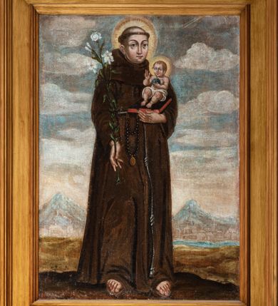 Zdjęcie nr 2: Obraz w kształcie stojącego prostokąta ujęty profilowaną, złoconą ramą. W centrum kompozycji, na tle rozległego, górzystego pejzażu przedstawiony św. Antoni Padewski trzymający na ręku Dzieciątko Jezus. Święty ukazany frontalnie, w pozycji stojącej z głową zwróconą w trzech czwartych w lewo. Ubrany w brązowy habit franciszkański przepasany sznurem (cingulum), z przewieszonym u pasa różańcem. Stopy obute w brązowe sandały. Święty przedstawiony jako mężczyzna o okrągłej twarzy z pełnymi, zaróżowionymi policzkami, o dużych, ciemnych oczach oraz długim, prostym nosie. Głowa z tonsurą okolona nimbem. W prawym ręku postać trzyma kwiat białej lilii; w lewym podtrzymuje zamkniętą księgę, na której znajduje się Dzieciątko Jezus. Chrystus ukazany w postawie siedzącej, zwrócony w trzech czwartych w prawo. Ukazany jako jasnowłose, pulchne dziecko o jasnej karnacji z wyraźnie zaznaczonym rumieńcem. Oczy duże, nos prosty, usta lekko uśmiechnięte. Głowa otoczona nimbem. Biodra przepasane białą tkaniną. Dzieciątko wznosi prawą rękę w geście błogosławieństwa, w lewej trzyma kulę ziemską. Tło kompozycji stanowi rozległy, górzysty pejzaż z widoczną w oddali sylwetą miasta i płynącą rzeką. Powyżej niebo zasnute białymi obłokami. Na odwrociu obrazu napis „Ołtarz S(więtego) Józefa odnowiony kosztem Pana Józefa Mianowskiego 1851” oraz „Ten Obraz z Ramą Odnowiony na Honor S Antoniego dnia 15 Grudnia 1851. Woj(ciech) Dembowski, Malarz i Pozłotnik m.p. O.M.K.”