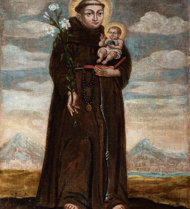 Zdjęcie nr 1: Obraz w kształcie stojącego prostokąta ujęty profilowaną, złoconą ramą. W centrum kompozycji, na tle rozległego, górzystego pejzażu przedstawiony św. Antoni Padewski trzymający na ręku Dzieciątko Jezus. Święty ukazany frontalnie, w pozycji stojącej z głową zwróconą w trzech czwartych w lewo. Ubrany w brązowy habit franciszkański przepasany sznurem (cingulum), z przewieszonym u pasa różańcem. Stopy obute w brązowe sandały. Święty przedstawiony jako mężczyzna o okrągłej twarzy z pełnymi, zaróżowionymi policzkami, o dużych, ciemnych oczach oraz długim, prostym nosie. Głowa z tonsurą okolona nimbem. W prawym ręku postać trzyma kwiat białej lilii; w lewym podtrzymuje zamkniętą księgę, na której znajduje się Dzieciątko Jezus. Chrystus ukazany w postawie siedzącej, zwrócony w trzech czwartych w prawo. Ukazany jako jasnowłose, pulchne dziecko o jasnej karnacji z wyraźnie zaznaczonym rumieńcem. Oczy duże, nos prosty, usta lekko uśmiechnięte. Głowa otoczona nimbem. Biodra przepasane białą tkaniną. Dzieciątko wznosi prawą rękę w geście błogosławieństwa, w lewej trzyma kulę ziemską. Tło kompozycji stanowi rozległy, górzysty pejzaż z widoczną w oddali sylwetą miasta i płynącą rzeką. Powyżej niebo zasnute białymi obłokami. Na odwrociu obrazu napis „Ołtarz S(więtego) Józefa odnowiony kosztem Pana Józefa Mianowskiego 1851” oraz „Ten Obraz z Ramą Odnowiony na Honor S Antoniego dnia 15 Grudnia 1851. Woj(ciech) Dembowski, Malarz i Pozłotnik m.p. O.M.K.”