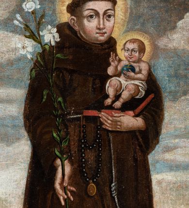 Zdjęcie nr 3: Obraz w kształcie stojącego prostokąta ujęty profilowaną, złoconą ramą. W centrum kompozycji, na tle rozległego, górzystego pejzażu przedstawiony św. Antoni Padewski trzymający na ręku Dzieciątko Jezus. Święty ukazany frontalnie, w pozycji stojącej z głową zwróconą w trzech czwartych w lewo. Ubrany w brązowy habit franciszkański przepasany sznurem (cingulum), z przewieszonym u pasa różańcem. Stopy obute w brązowe sandały. Święty przedstawiony jako mężczyzna o okrągłej twarzy z pełnymi, zaróżowionymi policzkami, o dużych, ciemnych oczach oraz długim, prostym nosie. Głowa z tonsurą okolona nimbem. W prawym ręku postać trzyma kwiat białej lilii; w lewym podtrzymuje zamkniętą księgę, na której znajduje się Dzieciątko Jezus. Chrystus ukazany w postawie siedzącej, zwrócony w trzech czwartych w prawo. Ukazany jako jasnowłose, pulchne dziecko o jasnej karnacji z wyraźnie zaznaczonym rumieńcem. Oczy duże, nos prosty, usta lekko uśmiechnięte. Głowa otoczona nimbem. Biodra przepasane białą tkaniną. Dzieciątko wznosi prawą rękę w geście błogosławieństwa, w lewej trzyma kulę ziemską. Tło kompozycji stanowi rozległy, górzysty pejzaż z widoczną w oddali sylwetą miasta i płynącą rzeką. Powyżej niebo zasnute białymi obłokami. Na odwrociu obrazu napis „Ołtarz S(więtego) Józefa odnowiony kosztem Pana Józefa Mianowskiego 1851” oraz „Ten Obraz z Ramą Odnowiony na Honor S Antoniego dnia 15 Grudnia 1851. Woj(ciech) Dembowski, Malarz i Pozłotnik m.p. O.M.K.”