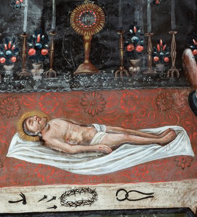 Zdjęcie nr 5: Obraz w kształcie stojącego prostokąta. Na osi kompozycji u dołu ukazane ciało Chrystusa zdjęte z krzyża i ułożone na białym całunie, który rozłożono na czerwonym podium z białym pasem od przodu; ramiona Chrystusa ułożone wzdłuż ciała. Głowa ujęta z prawego profilu, otoczona promienistym nimbem. Oczy zamknięte, włosy i broda siwe. Tors nagi z widoczną raną w boku, wokół bioder owinięte białe perizonium. Na pierwszym planie po bokach, na wyodrębnionych częściach podium ukazane postaci dwóch stojących naprzeciw siebie aniołów trzymających arma Christi. Anioł z lewej strony kompozycji prawą ręką podtrzymuje gąbkę zamieszczoną na długim drzewcu, gest lewej, zbliżonej do policzka, wyraża żal. Anioł z prawej strony obrazu w lewej ręce trzyma włócznię, prawą ręką wykonuje analogiczny gest jak anioł z lewej. Obie postaci przedstawione jako młodzieńcy o długich włosach ubrani w obszerne, granatowe płaszcze. U ich stóp, na białej części podium przedstawione pozostałe narzędzia męki Chrystusa: młotek, gwoździe, korona cierniowa i kleszcze. Na dalszym planie, w głębi kompozycji widoczna półkolista arkada udekorowana czerwoną draperią. Przedstawiono w niej ołtarz, na którym stoją monstrancja promienista z hostią, sześć lichtarzy oraz wazony z kwiatami. Nieco powyżej ukazane trzy podwieszone lampy wieczne w kolorze złotym. W górnych narożnikach, ponad arkadą dekoracyjne motywy zbudowane z trzech ulistnionych gałęzi. Kolorystyka ciemna, chłodna z dominacją szarości i czerni. Obraz oprawiony w ramę z szerokiej, wypukłej listwy zdobionej rodzajem pseudomarmoryzacji w odcieniach brązu.

