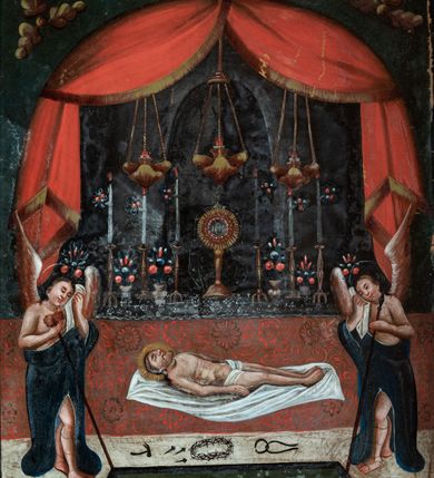 Zdjęcie nr 2: Obraz w kształcie stojącego prostokąta. Na osi kompozycji u dołu ukazane ciało Chrystusa zdjęte z krzyża i ułożone na białym całunie, który rozłożono na czerwonym podium z białym pasem od przodu; ramiona Chrystusa ułożone wzdłuż ciała. Głowa ujęta z prawego profilu, otoczona promienistym nimbem. Oczy zamknięte, włosy i broda siwe. Tors nagi z widoczną raną w boku, wokół bioder owinięte białe perizonium. Na pierwszym planie po bokach, na wyodrębnionych częściach podium ukazane postaci dwóch stojących naprzeciw siebie aniołów trzymających arma Christi. Anioł z lewej strony kompozycji prawą ręką podtrzymuje gąbkę zamieszczoną na długim drzewcu, gest lewej, zbliżonej do policzka, wyraża żal. Anioł z prawej strony obrazu w lewej ręce trzyma włócznię, prawą ręką wykonuje analogiczny gest jak anioł z lewej. Obie postaci przedstawione jako młodzieńcy o długich włosach ubrani w obszerne, granatowe płaszcze. U ich stóp, na białej części podium przedstawione pozostałe narzędzia męki Chrystusa: młotek, gwoździe, korona cierniowa i kleszcze. Na dalszym planie, w głębi kompozycji widoczna półkolista arkada udekorowana czerwoną draperią. Przedstawiono w niej ołtarz, na którym stoją monstrancja promienista z hostią, sześć lichtarzy oraz wazony z kwiatami. Nieco powyżej ukazane trzy podwieszone lampy wieczne w kolorze złotym. W górnych narożnikach, ponad arkadą dekoracyjne motywy zbudowane z trzech ulistnionych gałęzi. Kolorystyka ciemna, chłodna z dominacją szarości i czerni. Obraz oprawiony w ramę z szerokiej, wypukłej listwy zdobionej rodzajem pseudomarmoryzacji w odcieniach brązu.

