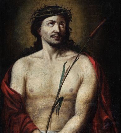 Zdjęcie nr 2: Obraz w kształcie stojącego prostokąta. W jego centrum frontalnie ukazany Chrystus w ujęciu do pasa. Głowa postaci zwrócona w lewo, wzrok skierowany do góry. Twarz szczupła z delikatnym zarostem, oczy duże, ciemne, długi, prosty nos, usta wydatne. Włosy długie, ciemne, delikatnie falowane, zaczesane do tyłu, opadają w puklach na barki postaci. Na głowie korona cierniowa. Tors Jezusa jest nagi, plecy ma okryte czerwonym płaszczem. Płaszcz z prawej strony opada w dół, z lewej owinięty jest wokół łokcia prawej ręki. Ręce Chrystusa opuszczone w dół, skrzyżowane i związane sznurem na wysokości nadgarstków. Dłonie nie są niewidoczne.  Na wysokości pasa, między skrzyżowanymi nadgarstkami, widoczny fragment białego perizonium. Chrystus trzyma w rękach zieloną łodygę pałki, z trzema liśćmi, zakończoną brązową kolbą. Łodyga opiera się o jego lewe ramię. Tło przedstawienia brązowe,  rozświetlone wokół głowy Chrystusa nimbem. Obraz ujęty profilowaną, złoconą ramą dekorowaną ornamentem roślinnym.