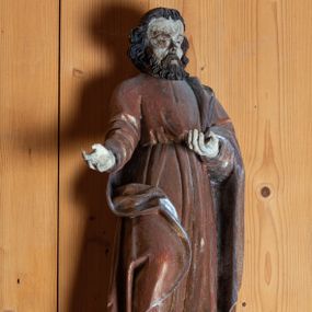 Zdjęcie nr 1: Rzeźba pełnoplastyczna, ścięta z tyłu, ustawiona na niewielkiej, prostopadłościennej podstawie. Święty Piotr został ukazany w całej postaci, frontalnie, w postawie stojącej, w nieznacznym kontrapoście, z prawą nogą wysuniętą do przodu i tułowiem odchylonym lekko w lewo. Obie ręce ugięte w łokciu i wysunięte do przodu w geście prezentowania. Piotr przedstawiony jako dojrzały, brodaty mężczyzna o ciemnych włosach i zaroście. Twarz postaci z szerokim i wysokim czołem oraz o wyraźnie zaznaczonych kościach policzkowych. Dłuższe włosy falowane, zaczesane na boki. Broda krótka, kędzierzawa. Głęboko osadzone małe oczy, ponad którymi łukowate, wyraźnie zaakcentowane brwi. Wzrok postaci skierowany przed siebie. Nos niewielki, prosty, usta małe. Święty ubrany jest w długą, złotą szatę przewiązaną w pasie oraz srebrny płaszcz luźno przewieszony przez lewe ramię postaci. Spod szat widoczne stopy w obuwiu o zaokrąglonych noskach.