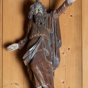 Zdjęcie nr 1: Rzeźba pełnoplastyczna, ścięta z tyłu, ustawiona na niewielkim ośmiobocznym postumencie. Święty ukazany  w całej postaci, frontalnie w postawie stojącej, w wyraźnym kontrapoście. Lewa noga postaci zgięta w kolanie, wysunięta do przodu, bosa stopa wsparta na postumencie. Prawa ręka świętego lekko ugięta w łokciu i odwiedziona w lewo, ku dołowi. Lewa wyprostowana, wzniesiona ku górze; dłoń z palcem wskazującym skierowanym na wprost. Głowa św. Andrzeja  skierowana nieznacznie w lewo. Twarz szczupła, podłużna z wysokim czołem, niewielkimi oczami oraz krótkim, prostym nosem. Dłuższe włosy skręcone w mięsistych puklach, na czubku głowy tworzą szpic. Broda sięgająca piersi, kędzierzawa. Włosy i zarost szarobrązowe. Święty jest ubrany w długą, złotą szatę przewiązaną w pasie. Na nią narzucony jest złoty płaszcz ze srebrną podszewką przewieszony swobodnie przez lewe ramię.