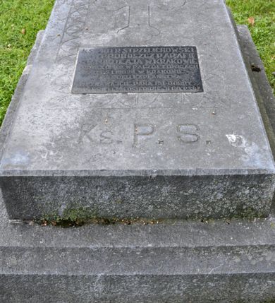 Zdjęcie nr 1: Nagrobek znajduje się w północnej części cmentarza przykościelnego, składa się z trzech kamiennych, prostokątnych płyt, ułożonych schodkowo jedna na drugiej. Płyta środkowa i górna z fazowanymi brzegami. Płyta wierzchnia obwiedziona rytą bordiurą z półkoli wypełnionych listkami, w górnej części krzyż o ramionach zakończonych trójlistnie, w kamiennej płycie kuta inskrypcja „D(EO) O(PTIMO) M(AXIMO) / Ks(iądz) P(iotr) S(trzelichowski). W płytę wmurowana marmurowa tablica z inskrypcją: &quot;KS(IĄDZ) PIOTR SZTRZELICHOWSKI / EM(ERYTOWANY) PROBOSZCZ PARAFII / ŚW(IĘTEGO) MIKOŁAJA W KRAKOWIE / UR(ODZONY) 18. X. 1836 R(OKU) W PACZÓŁTOWICACH / ZM(ARŁY) 5. I. 1903 R(OKU) W KRAKOWIE / W 34 ROKU KAPŁAŃSTWA / WYZNAWAJCIE PANA BO DOBRY / BO NA WIEKI MIŁOSIERDZIE JEGO. PS 117.”.