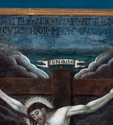 Zdjęcie nr 6: Obraz w kształcie stojącego prostokąta, przedstawia ukrzyżowanego Chrystusa oraz Matkę Boską i św. Jana stojących pod krzyżem na tle widoku Jerozolimy. W centrum kompozycji ukazany Chrystus przybity do krzyża trzema gwoździami. Ramiona postaci szeroko rozpostarte, ciało zwrócone w trzech czwartych w prawo, w kierunku stojącej pod krzyżem Matki Boskiej, kolana ugięte. Głowa Jezusa pochylona do dołu, oczy zamknięte. Twarz szczupła z wydatnym podbródkiem, nos długi, prosty, usta małe. Ciemne włosy opadające na ramiona, wokół głowy świetlisty nimb. Ciało ukrzyżowanego z widocznie zaznaczoną muskulaturą, karnacja blada. Biodra Chrystusa przepasane niebieskim perizonium udrapowanym na lewym boku postaci. Nad głową Chrystusa titulus z inskrypcją I.N.R.I. Ponad prawym ramieniem poprzecznej belki krzyża namalowane słońce, ponad lewym sierp księżyca. U podnóża krzyża, po lewej stronie czaszka ze skrzyżowanymi piszczelami. Z lewej strony krzyża przedstawiona Matka Boska w trzech czwartych zwrócona w prawo w kierunku krzyża. Twarz postaci okrągła, nos długi, wydatny, usta małe. Wzrok skierowany na Chrystusa. Ręce złożone w geście modlitwy. Matka Boska ubrana jest w długą, czerwoną suknię, okryta jest obszernym, granatowym płaszczem z białym podbiciem. Spod sukni widoczne czubki białych pantofli. Głowa Marii nakryta brązowym welonem, powyżej nimb w formie złotego okręgu. Przedstawiony z prawej strony krzyża św. Jan Ewangelista w trzech czwartych zwrócony jest w lewo. Został ukazany jako młody mężczyzna w ciemnozielonej, długiej sukni oraz czerwonym płaszczu. Twarz świętego owalna, oczy osadzone blisko siebie, nos wydatny, usta małe. Długie, ciemne włosy opadają na plecy. Ponad głową świętego nimb w formie złotego okręgu. W tle przedstawiony rozległy pejzaż z widokiem Jerozolimy. W górnej części kompozycji ponad ukrzyżowanym Chrystusem napis „OMNES QVI TRANSITIS PER VIAM ATTENDITE ET VIDE/TE SI EST DO[LO]R SICUT DOLOR MEVS QV[ONI]AM VINDENIAVIT ME / [DOMINVS IN DIE IRE FURORIS SUI]". W dolnej części kompozycji pod krzyżem ukazana w mniejszej skali klęcząca podstać adoranta ubranego w białą komżę, czaszka oraz napis „O CRUX AVE SPES VNICA TITULUS TR/IVMPHAMS DE(FE)NDAT NOS AB OMN/IBVS MALIS”. Obraz ujęty jest drewnianą, profilowaną ramą.