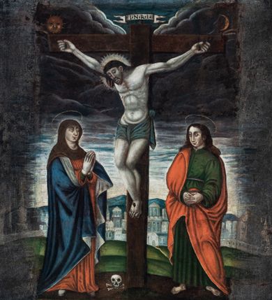 Zdjęcie nr 1: Obraz w kształcie stojącego prostokąta, przedstawia ukrzyżowanego Chrystusa oraz Matkę Boską i św. Jana stojących pod krzyżem na tle widoku Jerozolimy. W centrum kompozycji ukazany Chrystus przybity do krzyża trzema gwoździami. Ramiona postaci szeroko rozpostarte, ciało zwrócone w trzech czwartych w prawo, w kierunku stojącej pod krzyżem Matki Boskiej, kolana ugięte. Głowa Jezusa pochylona do dołu, oczy zamknięte. Twarz szczupła z wydatnym podbródkiem, nos długi, prosty, usta małe. Ciemne włosy opadające na ramiona, wokół głowy świetlisty nimb. Ciało ukrzyżowanego z widocznie zaznaczoną muskulaturą, karnacja blada. Biodra Chrystusa przepasane niebieskim perizonium udrapowanym na lewym boku postaci. Nad głową Chrystusa titulus z inskrypcją I.N.R.I. Ponad prawym ramieniem poprzecznej belki krzyża namalowane słońce, ponad lewym sierp księżyca. U podnóża krzyża, po lewej stronie czaszka ze skrzyżowanymi piszczelami. Z lewej strony krzyża przedstawiona Matka Boska w trzech czwartych zwrócona w prawo w kierunku krzyża. Twarz postaci okrągła, nos długi, wydatny, usta małe. Wzrok skierowany na Chrystusa. Ręce złożone w geście modlitwy. Matka Boska ubrana jest w długą, czerwoną suknię, okryta jest obszernym, granatowym płaszczem z białym podbiciem. Spod sukni widoczne czubki białych pantofli. Głowa Marii nakryta brązowym welonem, powyżej nimb w formie złotego okręgu. Przedstawiony z prawej strony krzyża św. Jan Ewangelista w trzech czwartych zwrócony jest w lewo. Został ukazany jako młody mężczyzna w ciemnozielonej, długiej sukni oraz czerwonym płaszczu. Twarz świętego owalna, oczy osadzone blisko siebie, nos wydatny, usta małe. Długie, ciemne włosy opadają na plecy. Ponad głową świętego nimb w formie złotego okręgu. W tle przedstawiony rozległy pejzaż z widokiem Jerozolimy. W górnej części kompozycji ponad ukrzyżowanym Chrystusem napis „OMNES QVI TRANSITIS PER VIAM ATTENDITE ET VIDE/TE SI EST DO[LO]R SICUT DOLOR MEVS QV[ONI]AM VINDENIAVIT ME / [DOMINVS IN DIE IRE FURORIS SUI]&quot;. W dolnej części kompozycji pod krzyżem ukazana w mniejszej skali klęcząca podstać adoranta ubranego w białą komżę, czaszka oraz napis „O CRUX AVE SPES VNICA TITULUS TR/IVMPHAMS DE(FE)NDAT NOS AB OMN/IBVS MALIS”. Obraz ujęty jest drewnianą, profilowaną ramą.