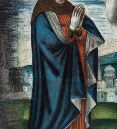 Zdjęcie nr 7: Obraz w kształcie stojącego prostokąta, przedstawia ukrzyżowanego Chrystusa oraz Matkę Boską i św. Jana stojących pod krzyżem na tle widoku Jerozolimy. W centrum kompozycji ukazany Chrystus przybity do krzyża trzema gwoździami. Ramiona postaci szeroko rozpostarte, ciało zwrócone w trzech czwartych w prawo, w kierunku stojącej pod krzyżem Matki Boskiej, kolana ugięte. Głowa Jezusa pochylona do dołu, oczy zamknięte. Twarz szczupła z wydatnym podbródkiem, nos długi, prosty, usta małe. Ciemne włosy opadające na ramiona, wokół głowy świetlisty nimb. Ciało ukrzyżowanego z widocznie zaznaczoną muskulaturą, karnacja blada. Biodra Chrystusa przepasane niebieskim perizonium udrapowanym na lewym boku postaci. Nad głową Chrystusa titulus z inskrypcją I.N.R.I. Ponad prawym ramieniem poprzecznej belki krzyża namalowane słońce, ponad lewym sierp księżyca. U podnóża krzyża, po lewej stronie czaszka ze skrzyżowanymi piszczelami. Z lewej strony krzyża przedstawiona Matka Boska w trzech czwartych zwrócona w prawo w kierunku krzyża. Twarz postaci okrągła, nos długi, wydatny, usta małe. Wzrok skierowany na Chrystusa. Ręce złożone w geście modlitwy. Matka Boska ubrana jest w długą, czerwoną suknię, okryta jest obszernym, granatowym płaszczem z białym podbiciem. Spod sukni widoczne czubki białych pantofli. Głowa Marii nakryta brązowym welonem, powyżej nimb w formie złotego okręgu. Przedstawiony z prawej strony krzyża św. Jan Ewangelista w trzech czwartych zwrócony jest w lewo. Został ukazany jako młody mężczyzna w ciemnozielonej, długiej sukni oraz czerwonym płaszczu. Twarz świętego owalna, oczy osadzone blisko siebie, nos wydatny, usta małe. Długie, ciemne włosy opadają na plecy. Ponad głową świętego nimb w formie złotego okręgu. W tle przedstawiony rozległy pejzaż z widokiem Jerozolimy. W górnej części kompozycji ponad ukrzyżowanym Chrystusem napis „OMNES QVI TRANSITIS PER VIAM ATTENDITE ET VIDE/TE SI EST DO[LO]R SICUT DOLOR MEVS QV[ONI]AM VINDENIAVIT ME / [DOMINVS IN DIE IRE FURORIS SUI]". W dolnej części kompozycji pod krzyżem ukazana w mniejszej skali klęcząca podstać adoranta ubranego w białą komżę, czaszka oraz napis „O CRUX AVE SPES VNICA TITULUS TR/IVMPHAMS DE(FE)NDAT NOS AB OMN/IBVS MALIS”. Obraz ujęty jest drewnianą, profilowaną ramą.