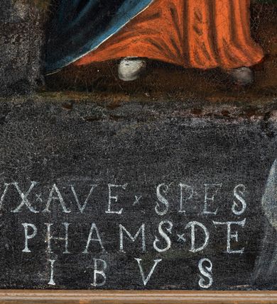 Zdjęcie nr 2: Obraz w kształcie stojącego prostokąta, przedstawia ukrzyżowanego Chrystusa oraz Matkę Boską i św. Jana stojących pod krzyżem na tle widoku Jerozolimy. W centrum kompozycji ukazany Chrystus przybity do krzyża trzema gwoździami. Ramiona postaci szeroko rozpostarte, ciało zwrócone w trzech czwartych w prawo, w kierunku stojącej pod krzyżem Matki Boskiej, kolana ugięte. Głowa Jezusa pochylona do dołu, oczy zamknięte. Twarz szczupła z wydatnym podbródkiem, nos długi, prosty, usta małe. Ciemne włosy opadające na ramiona, wokół głowy świetlisty nimb. Ciało ukrzyżowanego z widocznie zaznaczoną muskulaturą, karnacja blada. Biodra Chrystusa przepasane niebieskim perizonium udrapowanym na lewym boku postaci. Nad głową Chrystusa titulus z inskrypcją I.N.R.I. Ponad prawym ramieniem poprzecznej belki krzyża namalowane słońce, ponad lewym sierp księżyca. U podnóża krzyża, po lewej stronie czaszka ze skrzyżowanymi piszczelami. Z lewej strony krzyża przedstawiona Matka Boska w trzech czwartych zwrócona w prawo w kierunku krzyża. Twarz postaci okrągła, nos długi, wydatny, usta małe. Wzrok skierowany na Chrystusa. Ręce złożone w geście modlitwy. Matka Boska ubrana jest w długą, czerwoną suknię, okryta jest obszernym, granatowym płaszczem z białym podbiciem. Spod sukni widoczne czubki białych pantofli. Głowa Marii nakryta brązowym welonem, powyżej nimb w formie złotego okręgu. Przedstawiony z prawej strony krzyża św. Jan Ewangelista w trzech czwartych zwrócony jest w lewo. Został ukazany jako młody mężczyzna w ciemnozielonej, długiej sukni oraz czerwonym płaszczu. Twarz świętego owalna, oczy osadzone blisko siebie, nos wydatny, usta małe. Długie, ciemne włosy opadają na plecy. Ponad głową świętego nimb w formie złotego okręgu. W tle przedstawiony rozległy pejzaż z widokiem Jerozolimy. W górnej części kompozycji ponad ukrzyżowanym Chrystusem napis „OMNES QVI TRANSITIS PER VIAM ATTENDITE ET VIDE/TE SI EST DO[LO]R SICUT DOLOR MEVS QV[ONI]AM VINDENIAVIT ME / [DOMINVS IN DIE IRE FURORIS SUI]". W dolnej części kompozycji pod krzyżem ukazana w mniejszej skali klęcząca podstać adoranta ubranego w białą komżę, czaszka oraz napis „O CRUX AVE SPES VNICA TITULUS TR/IVMPHAMS DE(FE)NDAT NOS AB OMN/IBVS MALIS”. Obraz ujęty jest drewnianą, profilowaną ramą.