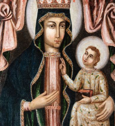 Zdjęcie nr 1: Feretron dwustronny z obrazami w kształcie stojącego prostokąta ujętymi profilowaną ramą, ustawiony na prostopadłościennej podstawie mieszczącej otwory na drążki. Obramienie i podstawa malowane na kolor ciemnogranatowy, miejscowo złocone. Na awersie umieszczono obraz przedstawiający Matkę Boską z Dzieciątkiem ukazaną frontalnie w ujęciu do pasa. Twarz Marii owalna, w trzech czwartych zwrócona w lewo, oczy duże, ciemne, nos długi i prosty, usta niewielkie. Karnacja jasna z delikatnie zaróżowionymi policzkami. Maria ubrana jest w czerwoną suknię przepasaną sznurem. Głowę i ramiona Matki Boskiej okrywa granatowy płaszcz podbity zieloną tkaniną. Jego krańce są lamowane złotą bordiurą wyszywaną perłami oraz zielonymi i czerwonymi kamieniami. Na welon nałożona korona w typie otwartym, zdobiona perłami i kameryzowana. Głowę postaci otacza świetlisty nimb. Swoją prawą dłonią Maria wskazuje na ukazane z prawej strony kompozycji Dzieciątko. Jezus siedzi w trzech czwartych zwrócony ku Marii. Jego głowa jest okrągła, lekko uniesiona, a wzrok skierowany ku górze. Oczy postaci duże, ciemne, nos prosty, długi, usta małe, wąskie. Wokół głowy ukazany świetlisty nimb. Dzieciątko jest ubrane w długą suknię z białej tkaniny, dekorowaną wzorem kwiatowym. Jezus wznosi prawą rękę w geście błogosławieństwa, lewą podtrzymuje księgę leżącą na jego kolanach. W górnej części kompozycji udrapowana czerwono-różowa tkanina z lambrekinem. Tło przedstawienia jednolicie ciemne. Na rewersie obraz Matki Boskiej z Dzieciątkiem trzymającej berło. Maria ukazana w całej postaci, frontalnie w pozycji siedzącej w otoczeniu obłoków z sierpem księżyca pod stopami. Twarz postaci delikatnie zwrócona w prawo, owalna. Oczy duże, szeroko otwarte, nos prosty, długi, usta niewielkie. Włosy Marii długie, brązowe opadające na ramiona i plecy postaci. Na głowie niewielka korona w typie otwartym, wokół niej nimb promienisty. Maria ubrana jest w czerwoną suknię ze złotą lamówką pod szyją oraz obficie fałdowany, niebieski płaszcz podbity złotą tkaniną. Postać w swojej prawej dłoni trzyma złote berło, na lewym kolanie podtrzymuje Dzieciątko. Jezus ukazany frontalnie, w pozycji siedzącej. Wzrok kieruje na widza i szeroko rozkłada ręce. Prawą dłoń składa w geście błogosławieństwa, w lewej podtrzymuje kulę zwieńczoną krzyżem. Jezus jest ubrany w długą, białą suknię, spod której widoczne są bose stopy. Tło przedstawienia złoto-żółte z widocznymi w dolnej części kompozycji obłokami.