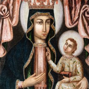 Zdjęcie nr 1: Feretron dwustronny z obrazami w kształcie stojącego prostokąta ujętymi profilowaną ramą, ustawiony na prostopadłościennej podstawie mieszczącej otwory na drążki. Obramienie i podstawa malowane na kolor ciemnogranatowy, miejscowo złocone. Na awersie umieszczono obraz przedstawiający Matkę Boską z Dzieciątkiem ukazaną frontalnie w ujęciu do pasa. Twarz Marii owalna, w trzech czwartych zwrócona w lewo, oczy duże, ciemne, nos długi i prosty, usta niewielkie. Karnacja jasna z delikatnie zaróżowionymi policzkami. Maria ubrana jest w czerwoną suknię przepasaną sznurem. Głowę i ramiona Matki Boskiej okrywa granatowy płaszcz podbity zieloną tkaniną. Jego krańce są lamowane złotą bordiurą wyszywaną perłami oraz zielonymi i czerwonymi kamieniami. Na welon nałożona korona w typie otwartym, zdobiona perłami i kameryzowana. Głowę postaci otacza świetlisty nimb. Swoją prawą dłonią Maria wskazuje na ukazane z prawej strony kompozycji Dzieciątko. Jezus siedzi w trzech czwartych zwrócony ku Marii. Jego głowa jest okrągła, lekko uniesiona, a wzrok skierowany ku górze. Oczy postaci duże, ciemne, nos prosty, długi, usta małe, wąskie. Wokół głowy ukazany świetlisty nimb. Dzieciątko jest ubrane w długą suknię z białej tkaniny, dekorowaną wzorem kwiatowym. Jezus wznosi prawą rękę w geście błogosławieństwa, lewą podtrzymuje księgę leżącą na jego kolanach. W górnej części kompozycji udrapowana czerwono-różowa tkanina z lambrekinem. Tło przedstawienia jednolicie ciemne. Na rewersie obraz Matki Boskiej z Dzieciątkiem trzymającej berło. Maria ukazana w całej postaci, frontalnie w pozycji siedzącej w otoczeniu obłoków z sierpem księżyca pod stopami. Twarz postaci delikatnie zwrócona w prawo, owalna. Oczy duże, szeroko otwarte, nos prosty, długi, usta niewielkie. Włosy Marii długie, brązowe opadające na ramiona i plecy postaci. Na głowie niewielka korona w typie otwartym, wokół niej nimb promienisty. Maria ubrana jest w czerwoną suknię ze złotą lamówką pod szyją oraz obficie fałdowany, niebieski płaszcz podbity złotą tkaniną. Postać w swojej prawej dłoni trzyma złote berło, na lewym kolanie podtrzymuje Dzieciątko. Jezus ukazany frontalnie, w pozycji siedzącej. Wzrok kieruje na widza i szeroko rozkłada ręce. Prawą dłoń składa w geście błogosławieństwa, w lewej podtrzymuje kulę zwieńczoną krzyżem. Jezus jest ubrany w długą, białą suknię, spod której widoczne są bose stopy. Tło przedstawienia złoto-żółte z widocznymi w dolnej części kompozycji obłokami.