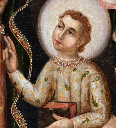 Zdjęcie nr 12: Feretron dwustronny z obrazami w kształcie stojącego prostokąta ujętymi profilowaną ramą, ustawiony na prostopadłościennej podstawie mieszczącej otwory na drążki. Obramienie i podstawa malowane na kolor ciemnogranatowy, miejscowo złocone. Na awersie umieszczono obraz przedstawiający Matkę Boską z Dzieciątkiem ukazaną frontalnie w ujęciu do pasa. Twarz Marii owalna, w trzech czwartych zwrócona w lewo, oczy duże, ciemne, nos długi i prosty, usta niewielkie. Karnacja jasna z delikatnie zaróżowionymi policzkami. Maria ubrana jest w czerwoną suknię przepasaną sznurem. Głowę i ramiona Matki Boskiej okrywa granatowy płaszcz podbity zieloną tkaniną. Jego krańce są lamowane złotą bordiurą wyszywaną perłami oraz zielonymi i czerwonymi kamieniami. Na welon nałożona korona w typie otwartym, zdobiona perłami i kameryzowana. Głowę postaci otacza świetlisty nimb. Swoją prawą dłonią Maria wskazuje na ukazane z prawej strony kompozycji Dzieciątko. Jezus siedzi w trzech czwartych zwrócony ku Marii. Jego głowa jest okrągła, lekko uniesiona, a wzrok skierowany ku górze. Oczy postaci duże, ciemne, nos prosty, długi, usta małe, wąskie. Wokół głowy ukazany świetlisty nimb. Dzieciątko jest ubrane w długą suknię z białej tkaniny, dekorowaną wzorem kwiatowym. Jezus wznosi prawą rękę w geście błogosławieństwa, lewą podtrzymuje księgę leżącą na jego kolanach. W górnej części kompozycji udrapowana czerwono-różowa tkanina z lambrekinem. Tło przedstawienia jednolicie ciemne. Na rewersie obraz Matki Boskiej z Dzieciątkiem trzymającej berło. Maria ukazana w całej postaci, frontalnie w pozycji siedzącej w otoczeniu obłoków z sierpem księżyca pod stopami. Twarz postaci delikatnie zwrócona w prawo, owalna. Oczy duże, szeroko otwarte, nos prosty, długi, usta niewielkie. Włosy Marii długie, brązowe opadające na ramiona i plecy postaci. Na głowie niewielka korona w typie otwartym, wokół niej nimb promienisty. Maria ubrana jest w czerwoną suknię ze złotą lamówką pod szyją oraz obficie fałdowany, niebieski płaszcz podbity złotą tkaniną. Postać w swojej prawej dłoni trzyma złote berło, na lewym kolanie podtrzymuje Dzieciątko. Jezus ukazany frontalnie, w pozycji siedzącej. Wzrok kieruje na widza i szeroko rozkłada ręce. Prawą dłoń składa w geście błogosławieństwa, w lewej podtrzymuje kulę zwieńczoną krzyżem. Jezus jest ubrany w długą, białą suknię, spod której widoczne są bose stopy. Tło przedstawienia złoto-żółte z widocznymi w dolnej części kompozycji obłokami.