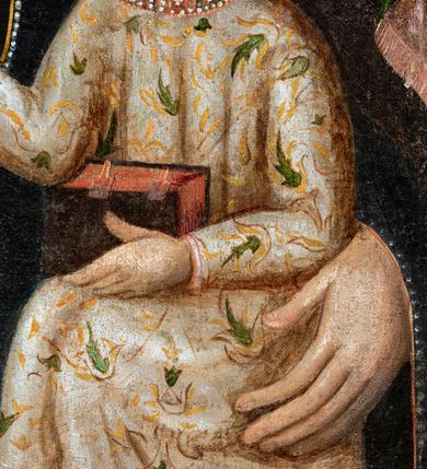 Zdjęcie nr 11: Feretron dwustronny z obrazami w kształcie stojącego prostokąta ujętymi profilowaną ramą, ustawiony na prostopadłościennej podstawie mieszczącej otwory na drążki. Obramienie i podstawa malowane na kolor ciemnogranatowy, miejscowo złocone. Na awersie umieszczono obraz przedstawiający Matkę Boską z Dzieciątkiem ukazaną frontalnie w ujęciu do pasa. Twarz Marii owalna, w trzech czwartych zwrócona w lewo, oczy duże, ciemne, nos długi i prosty, usta niewielkie. Karnacja jasna z delikatnie zaróżowionymi policzkami. Maria ubrana jest w czerwoną suknię przepasaną sznurem. Głowę i ramiona Matki Boskiej okrywa granatowy płaszcz podbity zieloną tkaniną. Jego krańce są lamowane złotą bordiurą wyszywaną perłami oraz zielonymi i czerwonymi kamieniami. Na welon nałożona korona w typie otwartym, zdobiona perłami i kameryzowana. Głowę postaci otacza świetlisty nimb. Swoją prawą dłonią Maria wskazuje na ukazane z prawej strony kompozycji Dzieciątko. Jezus siedzi w trzech czwartych zwrócony ku Marii. Jego głowa jest okrągła, lekko uniesiona, a wzrok skierowany ku górze. Oczy postaci duże, ciemne, nos prosty, długi, usta małe, wąskie. Wokół głowy ukazany świetlisty nimb. Dzieciątko jest ubrane w długą suknię z białej tkaniny, dekorowaną wzorem kwiatowym. Jezus wznosi prawą rękę w geście błogosławieństwa, lewą podtrzymuje księgę leżącą na jego kolanach. W górnej części kompozycji udrapowana czerwono-różowa tkanina z lambrekinem. Tło przedstawienia jednolicie ciemne. Na rewersie obraz Matki Boskiej z Dzieciątkiem trzymającej berło. Maria ukazana w całej postaci, frontalnie w pozycji siedzącej w otoczeniu obłoków z sierpem księżyca pod stopami. Twarz postaci delikatnie zwrócona w prawo, owalna. Oczy duże, szeroko otwarte, nos prosty, długi, usta niewielkie. Włosy Marii długie, brązowe opadające na ramiona i plecy postaci. Na głowie niewielka korona w typie otwartym, wokół niej nimb promienisty. Maria ubrana jest w czerwoną suknię ze złotą lamówką pod szyją oraz obficie fałdowany, niebieski płaszcz podbity złotą tkaniną. Postać w swojej prawej dłoni trzyma złote berło, na lewym kolanie podtrzymuje Dzieciątko. Jezus ukazany frontalnie, w pozycji siedzącej. Wzrok kieruje na widza i szeroko rozkłada ręce. Prawą dłoń składa w geście błogosławieństwa, w lewej podtrzymuje kulę zwieńczoną krzyżem. Jezus jest ubrany w długą, białą suknię, spod której widoczne są bose stopy. Tło przedstawienia złoto-żółte z widocznymi w dolnej części kompozycji obłokami.