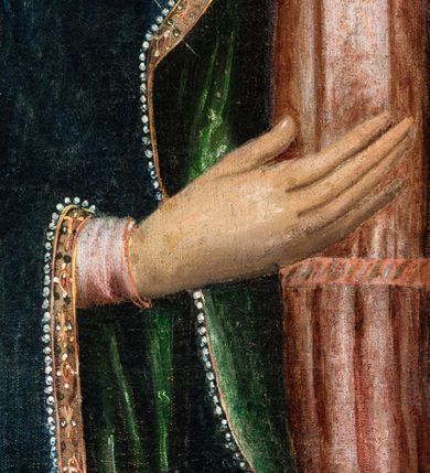 Zdjęcie nr 6: Feretron dwustronny z obrazami w kształcie stojącego prostokąta ujętymi profilowaną ramą, ustawiony na prostopadłościennej podstawie mieszczącej otwory na drążki. Obramienie i podstawa malowane na kolor ciemnogranatowy, miejscowo złocone. Na awersie umieszczono obraz przedstawiający Matkę Boską z Dzieciątkiem ukazaną frontalnie w ujęciu do pasa. Twarz Marii owalna, w trzech czwartych zwrócona w lewo, oczy duże, ciemne, nos długi i prosty, usta niewielkie. Karnacja jasna z delikatnie zaróżowionymi policzkami. Maria ubrana jest w czerwoną suknię przepasaną sznurem. Głowę i ramiona Matki Boskiej okrywa granatowy płaszcz podbity zieloną tkaniną. Jego krańce są lamowane złotą bordiurą wyszywaną perłami oraz zielonymi i czerwonymi kamieniami. Na welon nałożona korona w typie otwartym, zdobiona perłami i kameryzowana. Głowę postaci otacza świetlisty nimb. Swoją prawą dłonią Maria wskazuje na ukazane z prawej strony kompozycji Dzieciątko. Jezus siedzi w trzech czwartych zwrócony ku Marii. Jego głowa jest okrągła, lekko uniesiona, a wzrok skierowany ku górze. Oczy postaci duże, ciemne, nos prosty, długi, usta małe, wąskie. Wokół głowy ukazany świetlisty nimb. Dzieciątko jest ubrane w długą suknię z białej tkaniny, dekorowaną wzorem kwiatowym. Jezus wznosi prawą rękę w geście błogosławieństwa, lewą podtrzymuje księgę leżącą na jego kolanach. W górnej części kompozycji udrapowana czerwono-różowa tkanina z lambrekinem. Tło przedstawienia jednolicie ciemne. Na rewersie obraz Matki Boskiej z Dzieciątkiem trzymającej berło. Maria ukazana w całej postaci, frontalnie w pozycji siedzącej w otoczeniu obłoków z sierpem księżyca pod stopami. Twarz postaci delikatnie zwrócona w prawo, owalna. Oczy duże, szeroko otwarte, nos prosty, długi, usta niewielkie. Włosy Marii długie, brązowe opadające na ramiona i plecy postaci. Na głowie niewielka korona w typie otwartym, wokół niej nimb promienisty. Maria ubrana jest w czerwoną suknię ze złotą lamówką pod szyją oraz obficie fałdowany, niebieski płaszcz podbity złotą tkaniną. Postać w swojej prawej dłoni trzyma złote berło, na lewym kolanie podtrzymuje Dzieciątko. Jezus ukazany frontalnie, w pozycji siedzącej. Wzrok kieruje na widza i szeroko rozkłada ręce. Prawą dłoń składa w geście błogosławieństwa, w lewej podtrzymuje kulę zwieńczoną krzyżem. Jezus jest ubrany w długą, białą suknię, spod której widoczne są bose stopy. Tło przedstawienia złoto-żółte z widocznymi w dolnej części kompozycji obłokami.