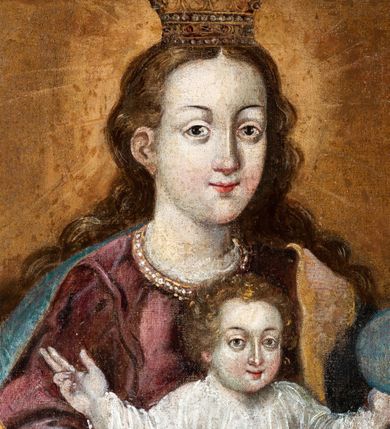 Zdjęcie nr 9: Feretron dwustronny z obrazami w kształcie stojącego prostokąta ujętymi profilowaną ramą, ustawiony na prostopadłościennej podstawie mieszczącej otwory na drążki. Obramienie i podstawa malowane na kolor ciemnogranatowy, miejscowo złocone. Na awersie umieszczono obraz przedstawiający Matkę Boską z Dzieciątkiem ukazaną frontalnie w ujęciu do pasa. Twarz Marii owalna, w trzech czwartych zwrócona w lewo, oczy duże, ciemne, nos długi i prosty, usta niewielkie. Karnacja jasna z delikatnie zaróżowionymi policzkami. Maria ubrana jest w czerwoną suknię przepasaną sznurem. Głowę i ramiona Matki Boskiej okrywa granatowy płaszcz podbity zieloną tkaniną. Jego krańce są lamowane złotą bordiurą wyszywaną perłami oraz zielonymi i czerwonymi kamieniami. Na welon nałożona korona w typie otwartym, zdobiona perłami i kameryzowana. Głowę postaci otacza świetlisty nimb. Swoją prawą dłonią Maria wskazuje na ukazane z prawej strony kompozycji Dzieciątko. Jezus siedzi w trzech czwartych zwrócony ku Marii. Jego głowa jest okrągła, lekko uniesiona, a wzrok skierowany ku górze. Oczy postaci duże, ciemne, nos prosty, długi, usta małe, wąskie. Wokół głowy ukazany świetlisty nimb. Dzieciątko jest ubrane w długą suknię z białej tkaniny, dekorowaną wzorem kwiatowym. Jezus wznosi prawą rękę w geście błogosławieństwa, lewą podtrzymuje księgę leżącą na jego kolanach. W górnej części kompozycji udrapowana czerwono-różowa tkanina z lambrekinem. Tło przedstawienia jednolicie ciemne. Na rewersie obraz Matki Boskiej z Dzieciątkiem trzymającej berło. Maria ukazana w całej postaci, frontalnie w pozycji siedzącej w otoczeniu obłoków z sierpem księżyca pod stopami. Twarz postaci delikatnie zwrócona w prawo, owalna. Oczy duże, szeroko otwarte, nos prosty, długi, usta niewielkie. Włosy Marii długie, brązowe opadające na ramiona i plecy postaci. Na głowie niewielka korona w typie otwartym, wokół niej nimb promienisty. Maria ubrana jest w czerwoną suknię ze złotą lamówką pod szyją oraz obficie fałdowany, niebieski płaszcz podbity złotą tkaniną. Postać w swojej prawej dłoni trzyma złote berło, na lewym kolanie podtrzymuje Dzieciątko. Jezus ukazany frontalnie, w pozycji siedzącej. Wzrok kieruje na widza i szeroko rozkłada ręce. Prawą dłoń składa w geście błogosławieństwa, w lewej podtrzymuje kulę zwieńczoną krzyżem. Jezus jest ubrany w długą, białą suknię, spod której widoczne są bose stopy. Tło przedstawienia złoto-żółte z widocznymi w dolnej części kompozycji obłokami.