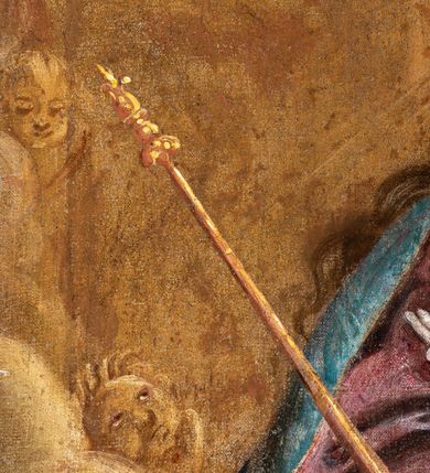 Zdjęcie nr 3: Feretron dwustronny z obrazami w kształcie stojącego prostokąta ujętymi profilowaną ramą, ustawiony na prostopadłościennej podstawie mieszczącej otwory na drążki. Obramienie i podstawa malowane na kolor ciemnogranatowy, miejscowo złocone. Na awersie umieszczono obraz przedstawiający Matkę Boską z Dzieciątkiem ukazaną frontalnie w ujęciu do pasa. Twarz Marii owalna, w trzech czwartych zwrócona w lewo, oczy duże, ciemne, nos długi i prosty, usta niewielkie. Karnacja jasna z delikatnie zaróżowionymi policzkami. Maria ubrana jest w czerwoną suknię przepasaną sznurem. Głowę i ramiona Matki Boskiej okrywa granatowy płaszcz podbity zieloną tkaniną. Jego krańce są lamowane złotą bordiurą wyszywaną perłami oraz zielonymi i czerwonymi kamieniami. Na welon nałożona korona w typie otwartym, zdobiona perłami i kameryzowana. Głowę postaci otacza świetlisty nimb. Swoją prawą dłonią Maria wskazuje na ukazane z prawej strony kompozycji Dzieciątko. Jezus siedzi w trzech czwartych zwrócony ku Marii. Jego głowa jest okrągła, lekko uniesiona, a wzrok skierowany ku górze. Oczy postaci duże, ciemne, nos prosty, długi, usta małe, wąskie. Wokół głowy ukazany świetlisty nimb. Dzieciątko jest ubrane w długą suknię z białej tkaniny, dekorowaną wzorem kwiatowym. Jezus wznosi prawą rękę w geście błogosławieństwa, lewą podtrzymuje księgę leżącą na jego kolanach. W górnej części kompozycji udrapowana czerwono-różowa tkanina z lambrekinem. Tło przedstawienia jednolicie ciemne. Na rewersie obraz Matki Boskiej z Dzieciątkiem trzymającej berło. Maria ukazana w całej postaci, frontalnie w pozycji siedzącej w otoczeniu obłoków z sierpem księżyca pod stopami. Twarz postaci delikatnie zwrócona w prawo, owalna. Oczy duże, szeroko otwarte, nos prosty, długi, usta niewielkie. Włosy Marii długie, brązowe opadające na ramiona i plecy postaci. Na głowie niewielka korona w typie otwartym, wokół niej nimb promienisty. Maria ubrana jest w czerwoną suknię ze złotą lamówką pod szyją oraz obficie fałdowany, niebieski płaszcz podbity złotą tkaniną. Postać w swojej prawej dłoni trzyma złote berło, na lewym kolanie podtrzymuje Dzieciątko. Jezus ukazany frontalnie, w pozycji siedzącej. Wzrok kieruje na widza i szeroko rozkłada ręce. Prawą dłoń składa w geście błogosławieństwa, w lewej podtrzymuje kulę zwieńczoną krzyżem. Jezus jest ubrany w długą, białą suknię, spod której widoczne są bose stopy. Tło przedstawienia złoto-żółte z widocznymi w dolnej części kompozycji obłokami.