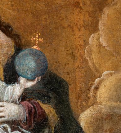 Zdjęcie nr 4: Feretron dwustronny z obrazami w kształcie stojącego prostokąta ujętymi profilowaną ramą, ustawiony na prostopadłościennej podstawie mieszczącej otwory na drążki. Obramienie i podstawa malowane na kolor ciemnogranatowy, miejscowo złocone. Na awersie umieszczono obraz przedstawiający Matkę Boską z Dzieciątkiem ukazaną frontalnie w ujęciu do pasa. Twarz Marii owalna, w trzech czwartych zwrócona w lewo, oczy duże, ciemne, nos długi i prosty, usta niewielkie. Karnacja jasna z delikatnie zaróżowionymi policzkami. Maria ubrana jest w czerwoną suknię przepasaną sznurem. Głowę i ramiona Matki Boskiej okrywa granatowy płaszcz podbity zieloną tkaniną. Jego krańce są lamowane złotą bordiurą wyszywaną perłami oraz zielonymi i czerwonymi kamieniami. Na welon nałożona korona w typie otwartym, zdobiona perłami i kameryzowana. Głowę postaci otacza świetlisty nimb. Swoją prawą dłonią Maria wskazuje na ukazane z prawej strony kompozycji Dzieciątko. Jezus siedzi w trzech czwartych zwrócony ku Marii. Jego głowa jest okrągła, lekko uniesiona, a wzrok skierowany ku górze. Oczy postaci duże, ciemne, nos prosty, długi, usta małe, wąskie. Wokół głowy ukazany świetlisty nimb. Dzieciątko jest ubrane w długą suknię z białej tkaniny, dekorowaną wzorem kwiatowym. Jezus wznosi prawą rękę w geście błogosławieństwa, lewą podtrzymuje księgę leżącą na jego kolanach. W górnej części kompozycji udrapowana czerwono-różowa tkanina z lambrekinem. Tło przedstawienia jednolicie ciemne. Na rewersie obraz Matki Boskiej z Dzieciątkiem trzymającej berło. Maria ukazana w całej postaci, frontalnie w pozycji siedzącej w otoczeniu obłoków z sierpem księżyca pod stopami. Twarz postaci delikatnie zwrócona w prawo, owalna. Oczy duże, szeroko otwarte, nos prosty, długi, usta niewielkie. Włosy Marii długie, brązowe opadające na ramiona i plecy postaci. Na głowie niewielka korona w typie otwartym, wokół niej nimb promienisty. Maria ubrana jest w czerwoną suknię ze złotą lamówką pod szyją oraz obficie fałdowany, niebieski płaszcz podbity złotą tkaniną. Postać w swojej prawej dłoni trzyma złote berło, na lewym kolanie podtrzymuje Dzieciątko. Jezus ukazany frontalnie, w pozycji siedzącej. Wzrok kieruje na widza i szeroko rozkłada ręce. Prawą dłoń składa w geście błogosławieństwa, w lewej podtrzymuje kulę zwieńczoną krzyżem. Jezus jest ubrany w długą, białą suknię, spod której widoczne są bose stopy. Tło przedstawienia złoto-żółte z widocznymi w dolnej części kompozycji obłokami.