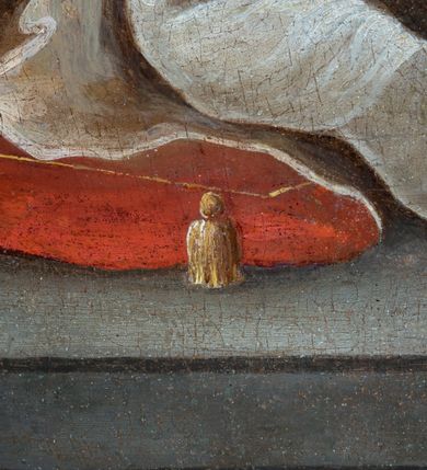 Zdjęcie nr 3: Feretron dwustronny z obrazami w kształcie stojącego prostokąta ujętymi profilowaną ramą, złoconą i malowaną w odcieniach błękitu, brązu, srebra i beżu; ustawiony na prostopadłościennym, profilowanym postumencie mieszczącym otwory na drążki. Zwieńczenie feretronu w formie trójkątnego przyczółka od góry zaakcentowanego złoconym krzyżem; ujęte pinaklami ze złoconymi żabkami na krawędziach. W polu zwieńczenia połączone monogramy Chrystusa i Marii. Na awersie feretronu znajduje się obraz z przedstawieniem św. Anny Samotrzeć. W centrum kompozycji św. Anna została przedstawiona frontalnie w pozycji siedzącej na pniu ściętego drzewa. Na jej kolanach znajduje się Dzieciątko Jezus, po lewej stronie przedstawiono stojącą Marię zwróconą w trzech czwartych w prawo. Anna ukazana jest jako dojrzała kobieta o owalnej twarzy z długim, prostym nosem oraz niewielkimi, wąskimi ustami. Ubrana w zieloną suknię z jasnobłękitnym dołem. Na głowie żółta chusta zawiązana pod szyją w niewielki węzeł oraz złota korona w typie zamkniętym zwieńczona krzyżem. Na lewym kolanie Anny siedzi na czerwonej poduszce Dzieciątko Jezus zwrócone w trzech czwartych w lewo. Głowę zwraca w kierunku Marii, dłonie unosi ku górze. Dzieciątko jest ubrane w długą, białą tunikę oraz złotą koronę. Przedstawiona z lewej strony kompozycji Maria została ukazana jako młoda kobieta w długiej, białej sukni, luźno przerzuconym przez lewe ramię błękitnym płaszczu oraz jasnobłękitnej chuście i złotej koronie na głowie. Maria głowę unosi ku górze, spoglądając na swą matkę, obie ręce wyciąga przed siebie w kierunku Dzieciątka Jezus. Twarz ma owalną, oczy małe, nos prosty, usta niewielkie. W tle przedstawiono rozległy, górzysty pejzaż z egzotyczną roślinnością oraz kwitnącą łąką. Kolorystyka jasna, pastelowa. Na rewersie feretronu znajduje się obraz przedstawiający św. Józefa z Dzieciątkiem (brak fotografii, opis dokonany na podstawie dokumentacji konserwatorskiej, J.K.). Stojący święty ukazany w ujęciu do kolan, w trzech czwartych zwrócony w lewo. Twarz świętego owalna, oczy przymknięte, nos wydatny, usta pełne. Włosy jasne, półdługie, zaczesane do tyłu, krótka, siwa broda. Nimb w formie białego okręgu. Święty przytula policzek do twarzy Dzieciątka, które siedzi na czerwonej poduszce ułożonej na stole przedstawionym z lewej strony kompozycji. Józef ubrany jest w zieloną suknię i okryty żółtym płaszczem. Lewą dłonią delikatnie podtrzymuję rękę Dzieciątka, w prawej trzyma kwiat białej lilii. Dzieciątko Jezus zwrócone w trzech czwartych w prawo. Głowę unosi do góry, policzkiem przytula się do św. Józefa, prawą rękę wyciąga w kierunku jego szyi. Dzieciątko ubrane jest w długą, białą tunikę. Tło w kolorze zielonym. Z lewego górnego rogu obrazu spływa ku postaciom złota poświata. Kolorystka ciemna, ciepła.