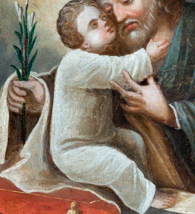 Zdjęcie nr 11: Feretron dwustronny z obrazami w kształcie stojącego prostokąta ujętymi profilowaną ramą, złoconą i malowaną w odcieniach błękitu, brązu, srebra i beżu; ustawiony na prostopadłościennym, profilowanym postumencie mieszczącym otwory na drążki. Zwieńczenie feretronu w formie trójkątnego przyczółka od góry zaakcentowanego złoconym krzyżem; ujęte pinaklami ze złoconymi żabkami na krawędziach. W polu zwieńczenia połączone monogramy Chrystusa i Marii. Na awersie feretronu znajduje się obraz z przedstawieniem św. Anny Samotrzeć. W centrum kompozycji św. Anna została przedstawiona frontalnie w pozycji siedzącej na pniu ściętego drzewa. Na jej kolanach znajduje się Dzieciątko Jezus, po lewej stronie przedstawiono stojącą Marię zwróconą w trzech czwartych w prawo. Anna ukazana jest jako dojrzała kobieta o owalnej twarzy z długim, prostym nosem oraz niewielkimi, wąskimi ustami. Ubrana w zieloną suknię z jasnobłękitnym dołem. Na głowie żółta chusta zawiązana pod szyją w niewielki węzeł oraz złota korona w typie zamkniętym zwieńczona krzyżem. Na lewym kolanie Anny siedzi na czerwonej poduszce Dzieciątko Jezus zwrócone w trzech czwartych w lewo. Głowę zwraca w kierunku Marii, dłonie unosi ku górze. Dzieciątko jest ubrane w długą, białą tunikę oraz złotą koronę. Przedstawiona z lewej strony kompozycji Maria została ukazana jako młoda kobieta w długiej, białej sukni, luźno przerzuconym przez lewe ramię błękitnym płaszczu oraz jasnobłękitnej chuście i złotej koronie na głowie. Maria głowę unosi ku górze, spoglądając na swą matkę, obie ręce wyciąga przed siebie w kierunku Dzieciątka Jezus. Twarz ma owalną, oczy małe, nos prosty, usta niewielkie. W tle przedstawiono rozległy, górzysty pejzaż z egzotyczną roślinnością oraz kwitnącą łąką. Kolorystyka jasna, pastelowa. Na rewersie feretronu znajduje się obraz przedstawiający św. Józefa z Dzieciątkiem (brak fotografii, opis dokonany na podstawie dokumentacji konserwatorskiej, J.K.). Stojący święty ukazany w ujęciu do kolan, w trzech czwartych zwrócony w lewo. Twarz świętego owalna, oczy przymknięte, nos wydatny, usta pełne. Włosy jasne, półdługie, zaczesane do tyłu, krótka, siwa broda. Nimb w formie białego okręgu. Święty przytula policzek do twarzy Dzieciątka, które siedzi na czerwonej poduszce ułożonej na stole przedstawionym z lewej strony kompozycji. Józef ubrany jest w zieloną suknię i okryty żółtym płaszczem. Lewą dłonią delikatnie podtrzymuję rękę Dzieciątka, w prawej trzyma kwiat białej lilii. Dzieciątko Jezus zwrócone w trzech czwartych w prawo. Głowę unosi do góry, policzkiem przytula się do św. Józefa, prawą rękę wyciąga w kierunku jego szyi. Dzieciątko ubrane jest w długą, białą tunikę. Tło w kolorze zielonym. Z lewego górnego rogu obrazu spływa ku postaciom złota poświata. Kolorystka ciemna, ciepła.