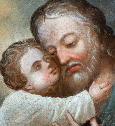 Zdjęcie nr 10: Feretron dwustronny z obrazami w kształcie stojącego prostokąta ujętymi profilowaną ramą, złoconą i malowaną w odcieniach błękitu, brązu, srebra i beżu; ustawiony na prostopadłościennym, profilowanym postumencie mieszczącym otwory na drążki. Zwieńczenie feretronu w formie trójkątnego przyczółka od góry zaakcentowanego złoconym krzyżem; ujęte pinaklami ze złoconymi żabkami na krawędziach. W polu zwieńczenia połączone monogramy Chrystusa i Marii. Na awersie feretronu znajduje się obraz z przedstawieniem św. Anny Samotrzeć. W centrum kompozycji św. Anna została przedstawiona frontalnie w pozycji siedzącej na pniu ściętego drzewa. Na jej kolanach znajduje się Dzieciątko Jezus, po lewej stronie przedstawiono stojącą Marię zwróconą w trzech czwartych w prawo. Anna ukazana jest jako dojrzała kobieta o owalnej twarzy z długim, prostym nosem oraz niewielkimi, wąskimi ustami. Ubrana w zieloną suknię z jasnobłękitnym dołem. Na głowie żółta chusta zawiązana pod szyją w niewielki węzeł oraz złota korona w typie zamkniętym zwieńczona krzyżem. Na lewym kolanie Anny siedzi na czerwonej poduszce Dzieciątko Jezus zwrócone w trzech czwartych w lewo. Głowę zwraca w kierunku Marii, dłonie unosi ku górze. Dzieciątko jest ubrane w długą, białą tunikę oraz złotą koronę. Przedstawiona z lewej strony kompozycji Maria została ukazana jako młoda kobieta w długiej, białej sukni, luźno przerzuconym przez lewe ramię błękitnym płaszczu oraz jasnobłękitnej chuście i złotej koronie na głowie. Maria głowę unosi ku górze, spoglądając na swą matkę, obie ręce wyciąga przed siebie w kierunku Dzieciątka Jezus. Twarz ma owalną, oczy małe, nos prosty, usta niewielkie. W tle przedstawiono rozległy, górzysty pejzaż z egzotyczną roślinnością oraz kwitnącą łąką. Kolorystyka jasna, pastelowa. Na rewersie feretronu znajduje się obraz przedstawiający św. Józefa z Dzieciątkiem (brak fotografii, opis dokonany na podstawie dokumentacji konserwatorskiej, J.K.). Stojący święty ukazany w ujęciu do kolan, w trzech czwartych zwrócony w lewo. Twarz świętego owalna, oczy przymknięte, nos wydatny, usta pełne. Włosy jasne, półdługie, zaczesane do tyłu, krótka, siwa broda. Nimb w formie białego okręgu. Święty przytula policzek do twarzy Dzieciątka, które siedzi na czerwonej poduszce ułożonej na stole przedstawionym z lewej strony kompozycji. Józef ubrany jest w zieloną suknię i okryty żółtym płaszczem. Lewą dłonią delikatnie podtrzymuję rękę Dzieciątka, w prawej trzyma kwiat białej lilii. Dzieciątko Jezus zwrócone w trzech czwartych w prawo. Głowę unosi do góry, policzkiem przytula się do św. Józefa, prawą rękę wyciąga w kierunku jego szyi. Dzieciątko ubrane jest w długą, białą tunikę. Tło w kolorze zielonym. Z lewego górnego rogu obrazu spływa ku postaciom złota poświata. Kolorystka ciemna, ciepła.