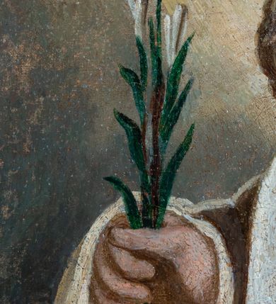 Zdjęcie nr 5: Feretron dwustronny z obrazami w kształcie stojącego prostokąta ujętymi profilowaną ramą, złoconą i malowaną w odcieniach błękitu, brązu, srebra i beżu; ustawiony na prostopadłościennym, profilowanym postumencie mieszczącym otwory na drążki. Zwieńczenie feretronu w formie trójkątnego przyczółka od góry zaakcentowanego złoconym krzyżem; ujęte pinaklami ze złoconymi żabkami na krawędziach. W polu zwieńczenia połączone monogramy Chrystusa i Marii. Na awersie feretronu znajduje się obraz z przedstawieniem św. Anny Samotrzeć. W centrum kompozycji św. Anna została przedstawiona frontalnie w pozycji siedzącej na pniu ściętego drzewa. Na jej kolanach znajduje się Dzieciątko Jezus, po lewej stronie przedstawiono stojącą Marię zwróconą w trzech czwartych w prawo. Anna ukazana jest jako dojrzała kobieta o owalnej twarzy z długim, prostym nosem oraz niewielkimi, wąskimi ustami. Ubrana w zieloną suknię z jasnobłękitnym dołem. Na głowie żółta chusta zawiązana pod szyją w niewielki węzeł oraz złota korona w typie zamkniętym zwieńczona krzyżem. Na lewym kolanie Anny siedzi na czerwonej poduszce Dzieciątko Jezus zwrócone w trzech czwartych w lewo. Głowę zwraca w kierunku Marii, dłonie unosi ku górze. Dzieciątko jest ubrane w długą, białą tunikę oraz złotą koronę. Przedstawiona z lewej strony kompozycji Maria została ukazana jako młoda kobieta w długiej, białej sukni, luźno przerzuconym przez lewe ramię błękitnym płaszczu oraz jasnobłękitnej chuście i złotej koronie na głowie. Maria głowę unosi ku górze, spoglądając na swą matkę, obie ręce wyciąga przed siebie w kierunku Dzieciątka Jezus. Twarz ma owalną, oczy małe, nos prosty, usta niewielkie. W tle przedstawiono rozległy, górzysty pejzaż z egzotyczną roślinnością oraz kwitnącą łąką. Kolorystyka jasna, pastelowa. Na rewersie feretronu znajduje się obraz przedstawiający św. Józefa z Dzieciątkiem (brak fotografii, opis dokonany na podstawie dokumentacji konserwatorskiej, J.K.). Stojący święty ukazany w ujęciu do kolan, w trzech czwartych zwrócony w lewo. Twarz świętego owalna, oczy przymknięte, nos wydatny, usta pełne. Włosy jasne, półdługie, zaczesane do tyłu, krótka, siwa broda. Nimb w formie białego okręgu. Święty przytula policzek do twarzy Dzieciątka, które siedzi na czerwonej poduszce ułożonej na stole przedstawionym z lewej strony kompozycji. Józef ubrany jest w zieloną suknię i okryty żółtym płaszczem. Lewą dłonią delikatnie podtrzymuję rękę Dzieciątka, w prawej trzyma kwiat białej lilii. Dzieciątko Jezus zwrócone w trzech czwartych w prawo. Głowę unosi do góry, policzkiem przytula się do św. Józefa, prawą rękę wyciąga w kierunku jego szyi. Dzieciątko ubrane jest w długą, białą tunikę. Tło w kolorze zielonym. Z lewego górnego rogu obrazu spływa ku postaciom złota poświata. Kolorystka ciemna, ciepła.