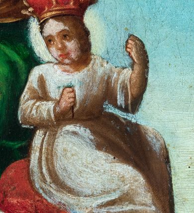 Zdjęcie nr 8: Feretron dwustronny z obrazami w kształcie stojącego prostokąta ujętymi profilowaną ramą, złoconą i malowaną w odcieniach błękitu, brązu, srebra i beżu; ustawiony na prostopadłościennym, profilowanym postumencie mieszczącym otwory na drążki. Zwieńczenie feretronu w formie trójkątnego przyczółka od góry zaakcentowanego złoconym krzyżem; ujęte pinaklami ze złoconymi żabkami na krawędziach. W polu zwieńczenia połączone monogramy Chrystusa i Marii. Na awersie feretronu znajduje się obraz z przedstawieniem św. Anny Samotrzeć. W centrum kompozycji św. Anna została przedstawiona frontalnie w pozycji siedzącej na pniu ściętego drzewa. Na jej kolanach znajduje się Dzieciątko Jezus, po lewej stronie przedstawiono stojącą Marię zwróconą w trzech czwartych w prawo. Anna ukazana jest jako dojrzała kobieta o owalnej twarzy z długim, prostym nosem oraz niewielkimi, wąskimi ustami. Ubrana w zieloną suknię z jasnobłękitnym dołem. Na głowie żółta chusta zawiązana pod szyją w niewielki węzeł oraz złota korona w typie zamkniętym zwieńczona krzyżem. Na lewym kolanie Anny siedzi na czerwonej poduszce Dzieciątko Jezus zwrócone w trzech czwartych w lewo. Głowę zwraca w kierunku Marii, dłonie unosi ku górze. Dzieciątko jest ubrane w długą, białą tunikę oraz złotą koronę. Przedstawiona z lewej strony kompozycji Maria została ukazana jako młoda kobieta w długiej, białej sukni, luźno przerzuconym przez lewe ramię błękitnym płaszczu oraz jasnobłękitnej chuście i złotej koronie na głowie. Maria głowę unosi ku górze, spoglądając na swą matkę, obie ręce wyciąga przed siebie w kierunku Dzieciątka Jezus. Twarz ma owalną, oczy małe, nos prosty, usta niewielkie. W tle przedstawiono rozległy, górzysty pejzaż z egzotyczną roślinnością oraz kwitnącą łąką. Kolorystyka jasna, pastelowa. Na rewersie feretronu znajduje się obraz przedstawiający św. Józefa z Dzieciątkiem (brak fotografii, opis dokonany na podstawie dokumentacji konserwatorskiej, J.K.). Stojący święty ukazany w ujęciu do kolan, w trzech czwartych zwrócony w lewo. Twarz świętego owalna, oczy przymknięte, nos wydatny, usta pełne. Włosy jasne, półdługie, zaczesane do tyłu, krótka, siwa broda. Nimb w formie białego okręgu. Święty przytula policzek do twarzy Dzieciątka, które siedzi na czerwonej poduszce ułożonej na stole przedstawionym z lewej strony kompozycji. Józef ubrany jest w zieloną suknię i okryty żółtym płaszczem. Lewą dłonią delikatnie podtrzymuję rękę Dzieciątka, w prawej trzyma kwiat białej lilii. Dzieciątko Jezus zwrócone w trzech czwartych w prawo. Głowę unosi do góry, policzkiem przytula się do św. Józefa, prawą rękę wyciąga w kierunku jego szyi. Dzieciątko ubrane jest w długą, białą tunikę. Tło w kolorze zielonym. Z lewego górnego rogu obrazu spływa ku postaciom złota poświata. Kolorystka ciemna, ciepła.