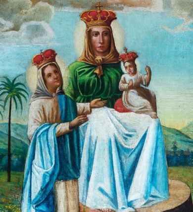 Zdjęcie nr 1: Feretron dwustronny z obrazami w kształcie stojącego prostokąta ujętymi profilowaną ramą, złoconą i malowaną w odcieniach błękitu, brązu, srebra i beżu; ustawiony na prostopadłościennym, profilowanym postumencie mieszczącym otwory na drążki. Zwieńczenie feretronu w formie trójkątnego przyczółka od góry zaakcentowanego złoconym krzyżem; ujęte pinaklami ze złoconymi żabkami na krawędziach. W polu zwieńczenia połączone monogramy Chrystusa i Marii. Na awersie feretronu znajduje się obraz z przedstawieniem św. Anny Samotrzeć. W centrum kompozycji św. Anna została przedstawiona frontalnie w pozycji siedzącej na pniu ściętego drzewa. Na jej kolanach znajduje się Dzieciątko Jezus, po lewej stronie przedstawiono stojącą Marię zwróconą w trzech czwartych w prawo. Anna ukazana jest jako dojrzała kobieta o owalnej twarzy z długim, prostym nosem oraz niewielkimi, wąskimi ustami. Ubrana w zieloną suknię z jasnobłękitnym dołem. Na głowie żółta chusta zawiązana pod szyją w niewielki węzeł oraz złota korona w typie zamkniętym zwieńczona krzyżem. Na lewym kolanie Anny siedzi na czerwonej poduszce Dzieciątko Jezus zwrócone w trzech czwartych w lewo. Głowę zwraca w kierunku Marii, dłonie unosi ku górze. Dzieciątko jest ubrane w długą, białą tunikę oraz złotą koronę. Przedstawiona z lewej strony kompozycji Maria została ukazana jako młoda kobieta w długiej, białej sukni, luźno przerzuconym przez lewe ramię błękitnym płaszczu oraz jasnobłękitnej chuście i złotej koronie na głowie. Maria głowę unosi ku górze, spoglądając na swą matkę, obie ręce wyciąga przed siebie w kierunku Dzieciątka Jezus. Twarz ma owalną, oczy małe, nos prosty, usta niewielkie. W tle przedstawiono rozległy, górzysty pejzaż z egzotyczną roślinnością oraz kwitnącą łąką. Kolorystyka jasna, pastelowa. Na rewersie feretronu znajduje się obraz przedstawiający św. Józefa z Dzieciątkiem (brak fotografii, opis dokonany na podstawie dokumentacji konserwatorskiej, J.K.). Stojący święty ukazany w ujęciu do kolan, w trzech czwartych zwrócony w lewo. Twarz świętego owalna, oczy przymknięte, nos wydatny, usta pełne. Włosy jasne, półdługie, zaczesane do tyłu, krótka, siwa broda. Nimb w formie białego okręgu. Święty przytula policzek do twarzy Dzieciątka, które siedzi na czerwonej poduszce ułożonej na stole przedstawionym z lewej strony kompozycji. Józef ubrany jest w zieloną suknię i okryty żółtym płaszczem. Lewą dłonią delikatnie podtrzymuję rękę Dzieciątka, w prawej trzyma kwiat białej lilii. Dzieciątko Jezus zwrócone w trzech czwartych w prawo. Głowę unosi do góry, policzkiem przytula się do św. Józefa, prawą rękę wyciąga w kierunku jego szyi. Dzieciątko ubrane jest w długą, białą tunikę. Tło w kolorze zielonym. Z lewego górnego rogu obrazu spływa ku postaciom złota poświata. Kolorystka ciemna, ciepła.