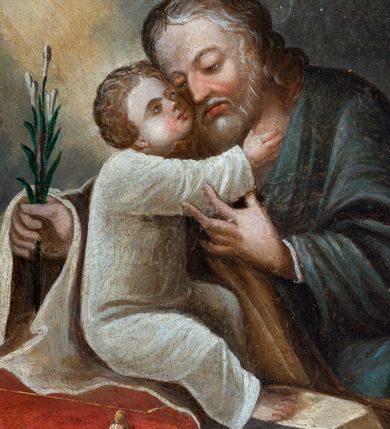 Zdjęcie nr 9: Feretron dwustronny z obrazami w kształcie stojącego prostokąta ujętymi profilowaną ramą, złoconą i malowaną w odcieniach błękitu, brązu, srebra i beżu; ustawiony na prostopadłościennym, profilowanym postumencie mieszczącym otwory na drążki. Zwieńczenie feretronu w formie trójkątnego przyczółka od góry zaakcentowanego złoconym krzyżem; ujęte pinaklami ze złoconymi żabkami na krawędziach. W polu zwieńczenia połączone monogramy Chrystusa i Marii. Na awersie feretronu znajduje się obraz z przedstawieniem św. Anny Samotrzeć. W centrum kompozycji św. Anna została przedstawiona frontalnie w pozycji siedzącej na pniu ściętego drzewa. Na jej kolanach znajduje się Dzieciątko Jezus, po lewej stronie przedstawiono stojącą Marię zwróconą w trzech czwartych w prawo. Anna ukazana jest jako dojrzała kobieta o owalnej twarzy z długim, prostym nosem oraz niewielkimi, wąskimi ustami. Ubrana w zieloną suknię z jasnobłękitnym dołem. Na głowie żółta chusta zawiązana pod szyją w niewielki węzeł oraz złota korona w typie zamkniętym zwieńczona krzyżem. Na lewym kolanie Anny siedzi na czerwonej poduszce Dzieciątko Jezus zwrócone w trzech czwartych w lewo. Głowę zwraca w kierunku Marii, dłonie unosi ku górze. Dzieciątko jest ubrane w długą, białą tunikę oraz złotą koronę. Przedstawiona z lewej strony kompozycji Maria została ukazana jako młoda kobieta w długiej, białej sukni, luźno przerzuconym przez lewe ramię błękitnym płaszczu oraz jasnobłękitnej chuście i złotej koronie na głowie. Maria głowę unosi ku górze, spoglądając na swą matkę, obie ręce wyciąga przed siebie w kierunku Dzieciątka Jezus. Twarz ma owalną, oczy małe, nos prosty, usta niewielkie. W tle przedstawiono rozległy, górzysty pejzaż z egzotyczną roślinnością oraz kwitnącą łąką. Kolorystyka jasna, pastelowa. Na rewersie feretronu znajduje się obraz przedstawiający św. Józefa z Dzieciątkiem (brak fotografii, opis dokonany na podstawie dokumentacji konserwatorskiej, J.K.). Stojący święty ukazany w ujęciu do kolan, w trzech czwartych zwrócony w lewo. Twarz świętego owalna, oczy przymknięte, nos wydatny, usta pełne. Włosy jasne, półdługie, zaczesane do tyłu, krótka, siwa broda. Nimb w formie białego okręgu. Święty przytula policzek do twarzy Dzieciątka, które siedzi na czerwonej poduszce ułożonej na stole przedstawionym z lewej strony kompozycji. Józef ubrany jest w zieloną suknię i okryty żółtym płaszczem. Lewą dłonią delikatnie podtrzymuję rękę Dzieciątka, w prawej trzyma kwiat białej lilii. Dzieciątko Jezus zwrócone w trzech czwartych w prawo. Głowę unosi do góry, policzkiem przytula się do św. Józefa, prawą rękę wyciąga w kierunku jego szyi. Dzieciątko ubrane jest w długą, białą tunikę. Tło w kolorze zielonym. Z lewego górnego rogu obrazu spływa ku postaciom złota poświata. Kolorystka ciemna, ciepła.