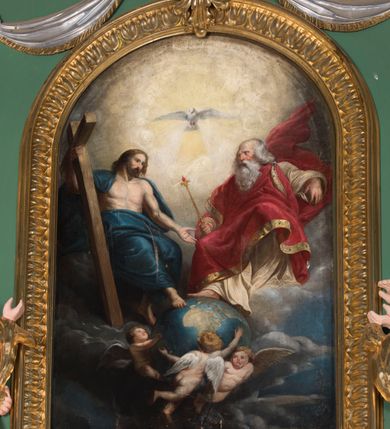 Zdjęcie nr 2: Ołtarz architektoniczny, jednokondygnacyjny, jednoosiowy ze zwieńczeniem. Ołtarz prostopadłościenny, z drewnianą mensą. Antepedium ujęte szerokim obramieniem, pośrodku w polu w kształcie koła złocony monogram imienia Jezus. Retabulum osadzone na zryzalitowanym po bokach cokole, ujętym parą wolutowych impostów. Część środkowa flankowana parą kolumn wspierających niepełne, wyłamujące się ponad nimi, przerwane w partii fryzu belkowanie. Zwieńczenie ujęte parą spływów wolutowych, zamknięte fragmentem gzymsu w postaci półkolistego łuku nadwieszonego, po bokach przerwany, półkolisty przyczółek. Pola cokołu zdobione motywami wici roślinnej. W dolnej części pola środkowego nastawy kwietna girlanda, wyżej, po bokach para aniołków, w górnej partii pośrodku gzymsu kartusz z napisem „OTO BARANEK BOŻY” z podwieszeniem w formie podwiązanej w narożach polach kotary. W partiach fryzu rozety. W zwieńczeniu motyw płaskorzeźbionej Baranka Paschalnego ujętego promienistą glorią. Dolną część spływów wolutowych zdobią liście akantu. Szczyt w formie krzyża osadzonego na ażurowej podstawie w postaci wici akantowej, ujęty parą płomienistych wazonów. Na przerwanym przyczółku para figur siedzących aniołków. Pole części środkowej retabulum w kształcie zbliżonym do kwadratu, zamkniętym półkoliście, ujętym rzeźbioną, złoconą ramą. W środku obraz „Trójcy Świętej”. Po bokach retabulum para rzeźb, po lewej św. Jakub, po prawej św. Józef. Struktura polichromowana w kolorze zielonym i niebieskim, detal architektoniczny złocony i srebrzony.   