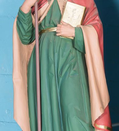 Zdjęcie nr 7: Ołtarz architektoniczny, jednokondygnacyjny, jednoosiowy ze zwieńczeniem. Ołtarz prostopadłościenny, z drewnianą mensą. Antepedium ujęte szerokim obramieniem, pośrodku w polu w kształcie koła złocony monogram imienia Jezus. Retabulum osadzone na zryzalitowanym po bokach cokole, ujętym parą wolutowych impostów. Część środkowa flankowana parą kolumn wspierających niepełne, wyłamujące się ponad nimi, przerwane w partii fryzu belkowanie. Zwieńczenie ujęte parą spływów wolutowych, zamknięte fragmentem gzymsu w postaci półkolistego łuku nadwieszonego, po bokach przerwany, półkolisty przyczółek. Pola cokołu zdobione motywami wici roślinnej. W dolnej części pola środkowego nastawy kwietna girlanda, wyżej, po bokach para aniołków, w górnej partii pośrodku gzymsu kartusz z napisem „OTO BARANEK BOŻY” z podwieszeniem w formie podwiązanej w narożach polach kotary. W partiach fryzu rozety. W zwieńczeniu motyw płaskorzeźbionej Baranka Paschalnego ujętego promienistą glorią. Dolną część spływów wolutowych zdobią liście akantu. Szczyt w formie krzyża osadzonego na ażurowej podstawie w postaci wici akantowej, ujęty parą płomienistych wazonów. Na przerwanym przyczółku para figur siedzących aniołków. Pole części środkowej retabulum w kształcie zbliżonym do kwadratu, zamkniętym półkoliście, ujętym rzeźbioną, złoconą ramą. W środku obraz „Trójcy Świętej”. Po bokach retabulum para rzeźb, po lewej św. Jakub, po prawej św. Józef. Struktura polichromowana w kolorze zielonym i niebieskim, detal architektoniczny złocony i srebrzony.   