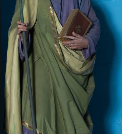 Zdjęcie nr 10: Ołtarz architektoniczny, jednokondygnacyjny, jednoosiowy ze zwieńczeniem. Ołtarz prostopadłościenny, z drewnianą mensą. Antepedium ujęte szerokim obramieniem, pośrodku w polu w kształcie koła złocony monogram imienia Jezus. Retabulum osadzone na zryzalitowanym po bokach cokole, ujętym parą wolutowych impostów. Część środkowa flankowana parą kolumn wspierających niepełne, wyłamujące się ponad nimi, przerwane w partii fryzu belkowanie. Zwieńczenie ujęte parą spływów wolutowych, zamknięte fragmentem gzymsu w postaci półkolistego łuku nadwieszonego, po bokach przerwany, półkolisty przyczółek. Pola cokołu zdobione motywami wici roślinnej. W dolnej części pola środkowego nastawy kwietna girlanda, wyżej, po bokach para aniołków, w górnej partii pośrodku gzymsu kartusz z napisem „OTO BARANEK BOŻY” z podwieszeniem w formie podwiązanej w narożach polach kotary. W partiach fryzu rozety. W zwieńczeniu motyw płaskorzeźbionej Baranka Paschalnego ujętego promienistą glorią. Dolną część spływów wolutowych zdobią liście akantu. Szczyt w formie krzyża osadzonego na ażurowej podstawie w postaci wici akantowej, ujęty parą płomienistych wazonów. Na przerwanym przyczółku para figur siedzących aniołków. Pole części środkowej retabulum w kształcie zbliżonym do kwadratu, zamkniętym półkoliście, ujętym rzeźbioną, złoconą ramą. W środku obraz „Trójcy Świętej”. Po bokach retabulum para rzeźb, po lewej św. Jakub, po prawej św. Józef. Struktura polichromowana w kolorze zielonym i niebieskim, detal architektoniczny złocony i srebrzony.   