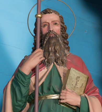 Zdjęcie nr 9: Ołtarz architektoniczny, jednokondygnacyjny, jednoosiowy ze zwieńczeniem. Ołtarz prostopadłościenny, z drewnianą mensą. Antepedium ujęte szerokim obramieniem, pośrodku w polu w kształcie koła złocony monogram imienia Jezus. Retabulum osadzone na zryzalitowanym po bokach cokole, ujętym parą wolutowych impostów. Część środkowa flankowana parą kolumn wspierających niepełne, wyłamujące się ponad nimi, przerwane w partii fryzu belkowanie. Zwieńczenie ujęte parą spływów wolutowych, zamknięte fragmentem gzymsu w postaci półkolistego łuku nadwieszonego, po bokach przerwany, półkolisty przyczółek. Pola cokołu zdobione motywami wici roślinnej. W dolnej części pola środkowego nastawy kwietna girlanda, wyżej, po bokach para aniołków, w górnej partii pośrodku gzymsu kartusz z napisem „OTO BARANEK BOŻY” z podwieszeniem w formie podwiązanej w narożach polach kotary. W partiach fryzu rozety. W zwieńczeniu motyw płaskorzeźbionej Baranka Paschalnego ujętego promienistą glorią. Dolną część spływów wolutowych zdobią liście akantu. Szczyt w formie krzyża osadzonego na ażurowej podstawie w postaci wici akantowej, ujęty parą płomienistych wazonów. Na przerwanym przyczółku para figur siedzących aniołków. Pole części środkowej retabulum w kształcie zbliżonym do kwadratu, zamkniętym półkoliście, ujętym rzeźbioną, złoconą ramą. W środku obraz „Trójcy Świętej”. Po bokach retabulum para rzeźb, po lewej św. Jakub, po prawej św. Józef. Struktura polichromowana w kolorze zielonym i niebieskim, detal architektoniczny złocony i srebrzony.   