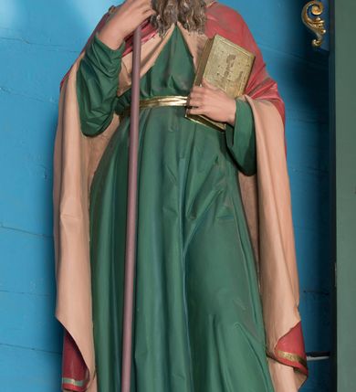 Zdjęcie nr 8: Ołtarz architektoniczny, jednokondygnacyjny, jednoosiowy ze zwieńczeniem. Ołtarz prostopadłościenny, z drewnianą mensą. Antepedium ujęte szerokim obramieniem, pośrodku w polu w kształcie koła złocony monogram imienia Jezus. Retabulum osadzone na zryzalitowanym po bokach cokole, ujętym parą wolutowych impostów. Część środkowa flankowana parą kolumn wspierających niepełne, wyłamujące się ponad nimi, przerwane w partii fryzu belkowanie. Zwieńczenie ujęte parą spływów wolutowych, zamknięte fragmentem gzymsu w postaci półkolistego łuku nadwieszonego, po bokach przerwany, półkolisty przyczółek. Pola cokołu zdobione motywami wici roślinnej. W dolnej części pola środkowego nastawy kwietna girlanda, wyżej, po bokach para aniołków, w górnej partii pośrodku gzymsu kartusz z napisem „OTO BARANEK BOŻY” z podwieszeniem w formie podwiązanej w narożach polach kotary. W partiach fryzu rozety. W zwieńczeniu motyw płaskorzeźbionej Baranka Paschalnego ujętego promienistą glorią. Dolną część spływów wolutowych zdobią liście akantu. Szczyt w formie krzyża osadzonego na ażurowej podstawie w postaci wici akantowej, ujęty parą płomienistych wazonów. Na przerwanym przyczółku para figur siedzących aniołków. Pole części środkowej retabulum w kształcie zbliżonym do kwadratu, zamkniętym półkoliście, ujętym rzeźbioną, złoconą ramą. W środku obraz „Trójcy Świętej”. Po bokach retabulum para rzeźb, po lewej św. Jakub, po prawej św. Józef. Struktura polichromowana w kolorze zielonym i niebieskim, detal architektoniczny złocony i srebrzony.   